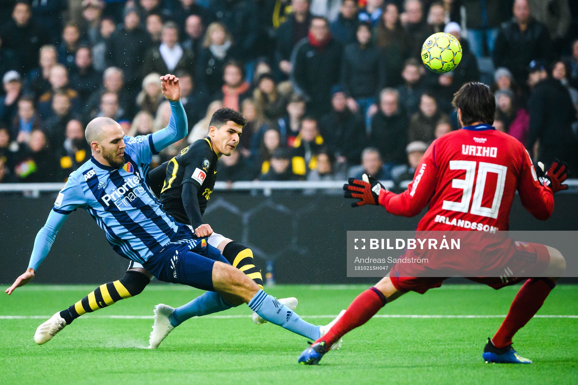 s Tarik Elyounoussi med målchans mot Djurgårdens Marcus