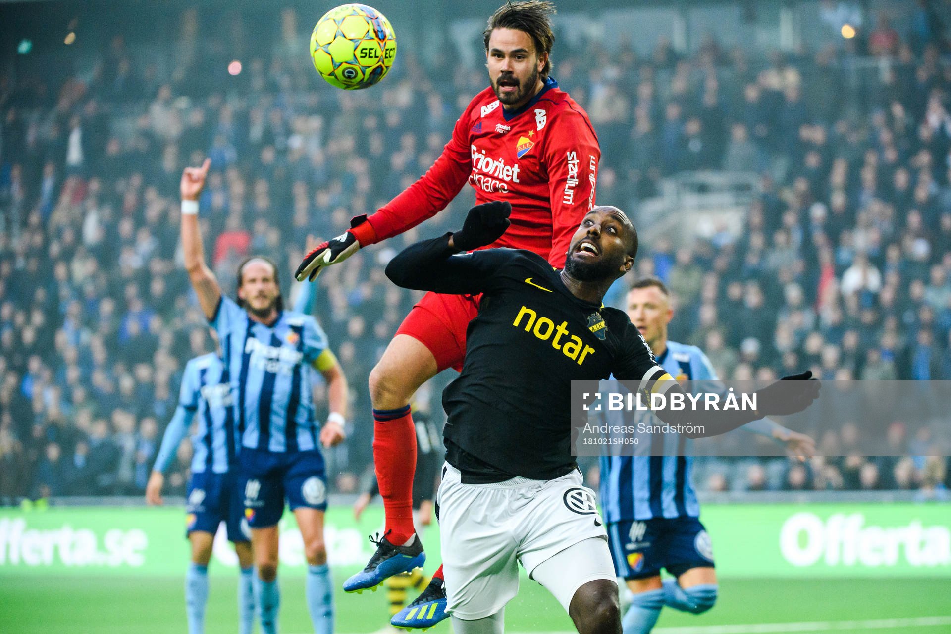 s Henok Goitom och Djurgårdens målvakt Tommi Vaiho