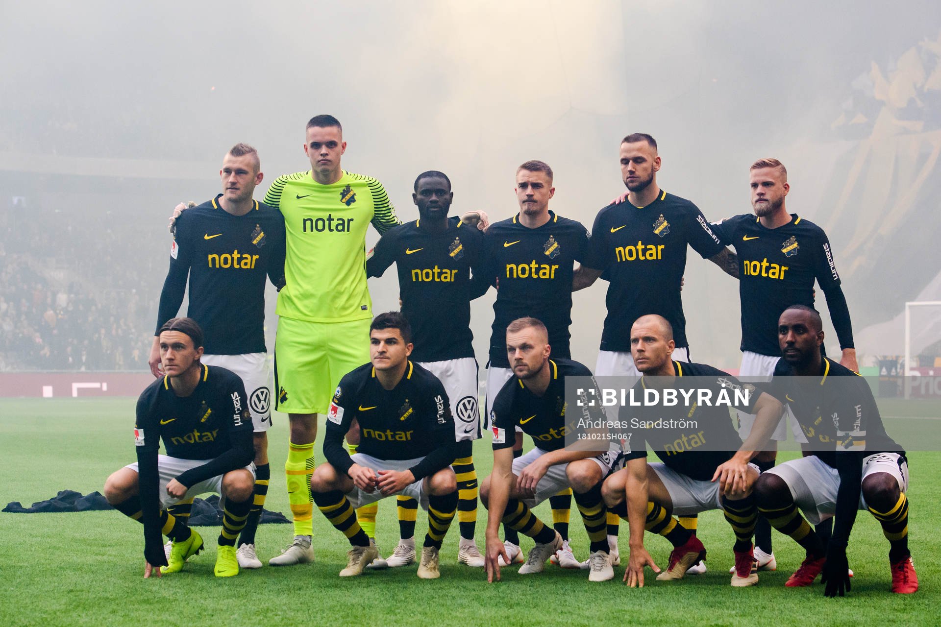 AIK:s Robin Jansson, målvakt Oscar Linnér , Enoch Kofi Adu , Rasmus Lindkvist , Alexander Milosevic , Daniel Sundgren , Kristoffer Olsson , Tarik Elyounoussi , Sebastian Larsson , Per Karlsson och Henok Goitom före fotbollsmatchen i Allsvenskan mellan Djurgården och AIK den 21 oktober 2018 i Stockholm.