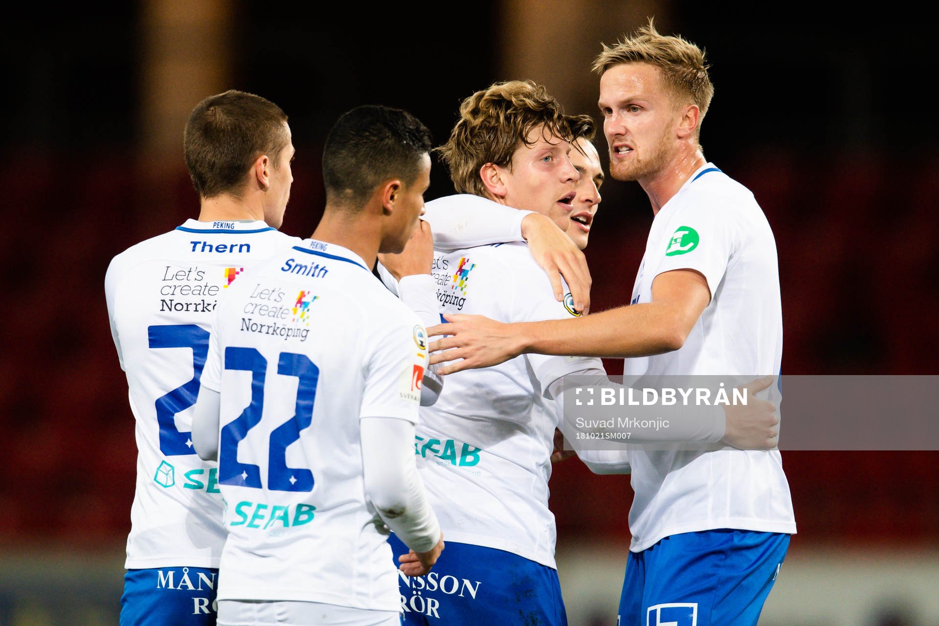 Norrköpings Alexander Fransson blir omkramad v lagkamrater efter 1-1 under fotbollsmatchen i Allsvenskan mellan Kalmar och Norrköping den 21 oktober 2018 i Kalmar.