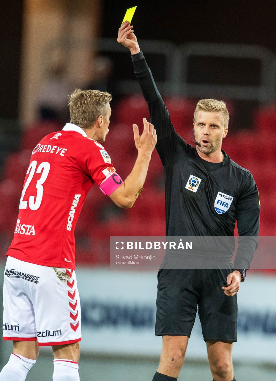 Domaren Glenn Nyberg varnar Kalmars Viktor Elm