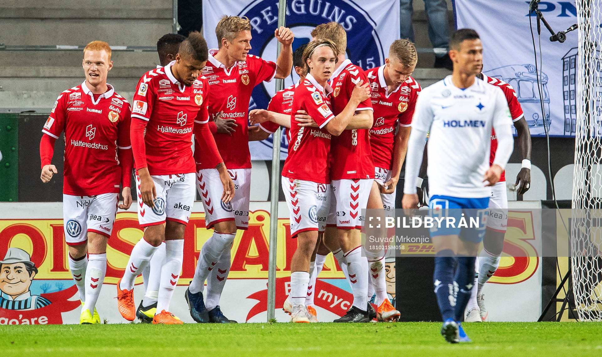 Kalmars Viktor Elm jublar med lagkamrater