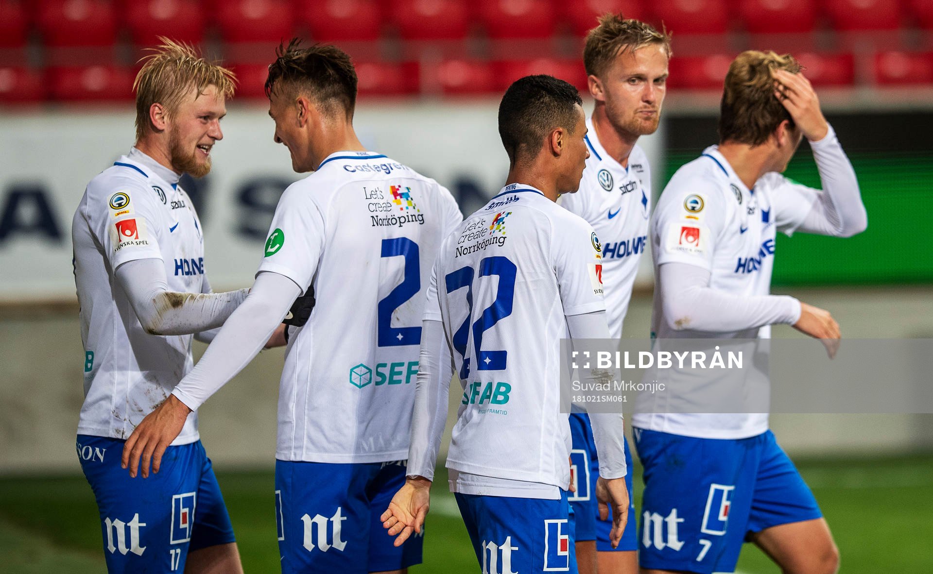 Norrköpings Kalle Holmberg (t.v) jublar med lagkamrater