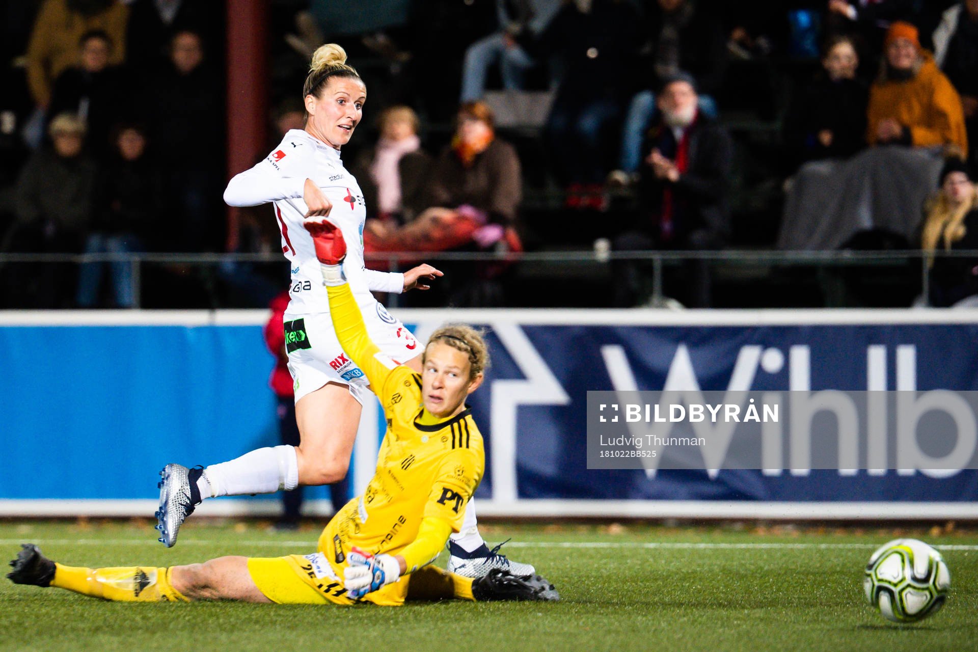 Rosengårds Anja Mittag gör 1-0 på Piteås målvakt Cajsa