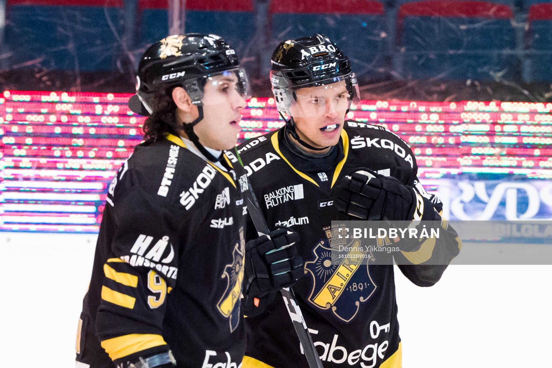 s Eric Castonguay jublar med lagkamrat Garry Nunn
