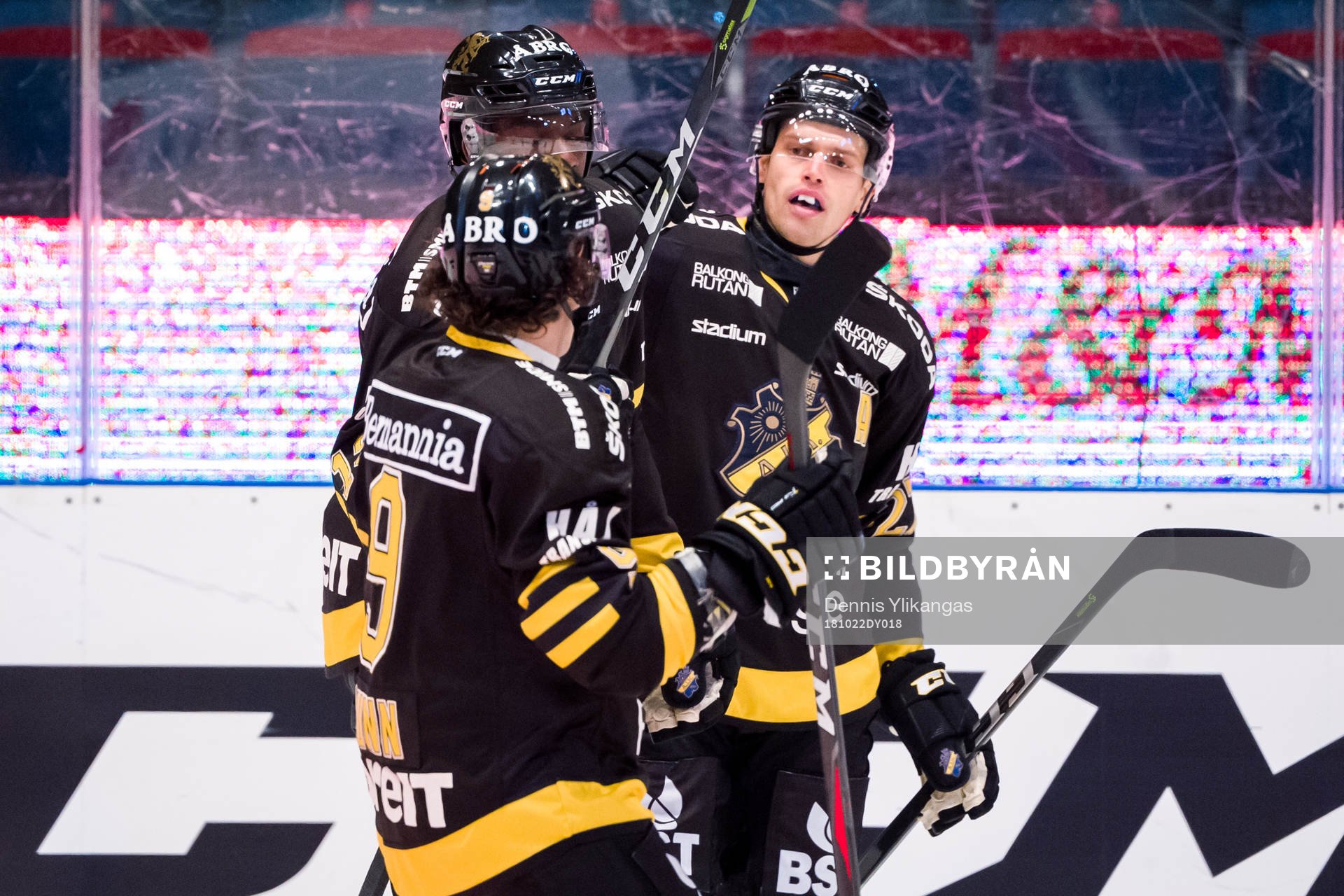 s Eric Castonguay jublar med lagkamrater Daniel Muzito