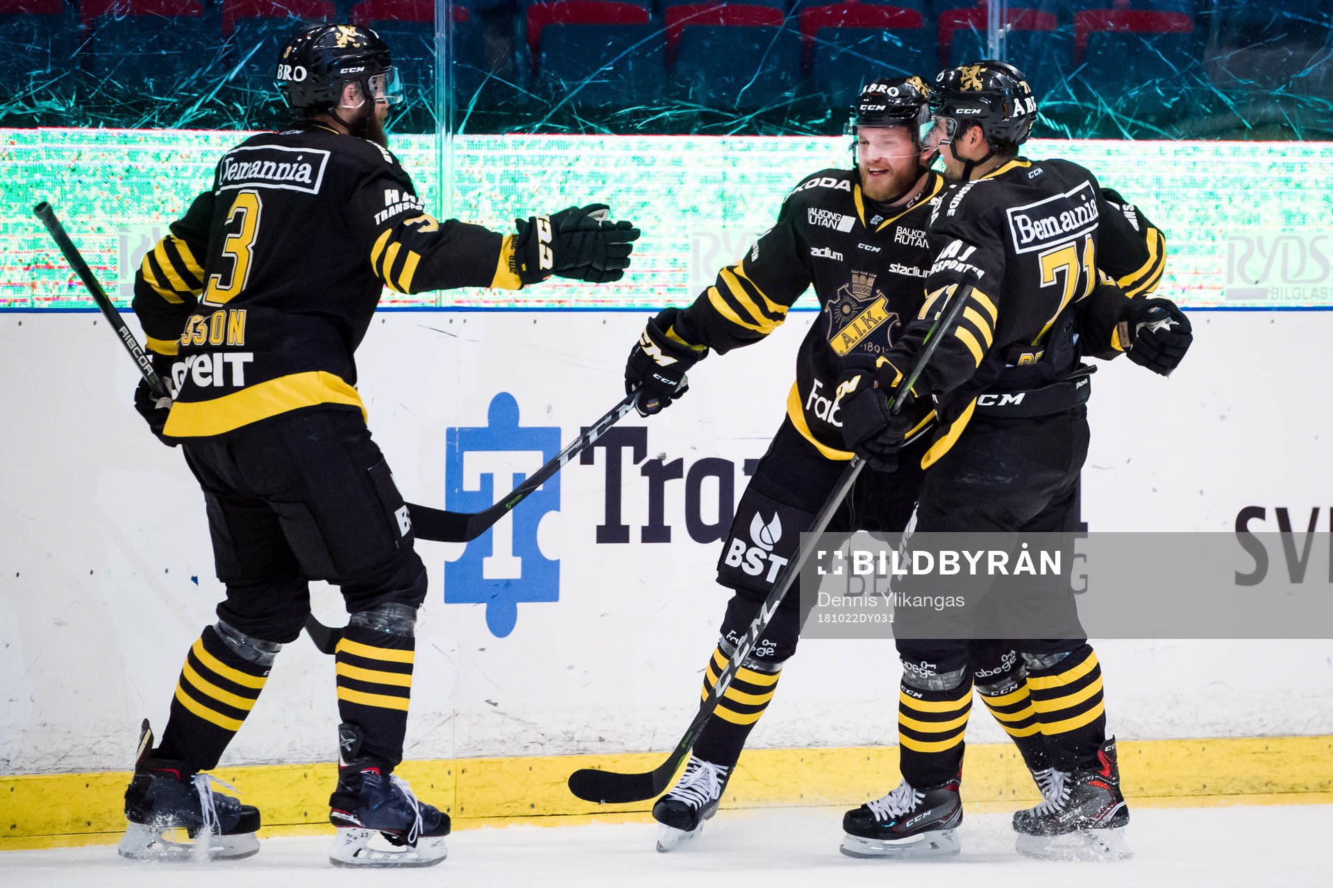 s Sam Marklund  jublar med lagkamrater Johan Larsson och
