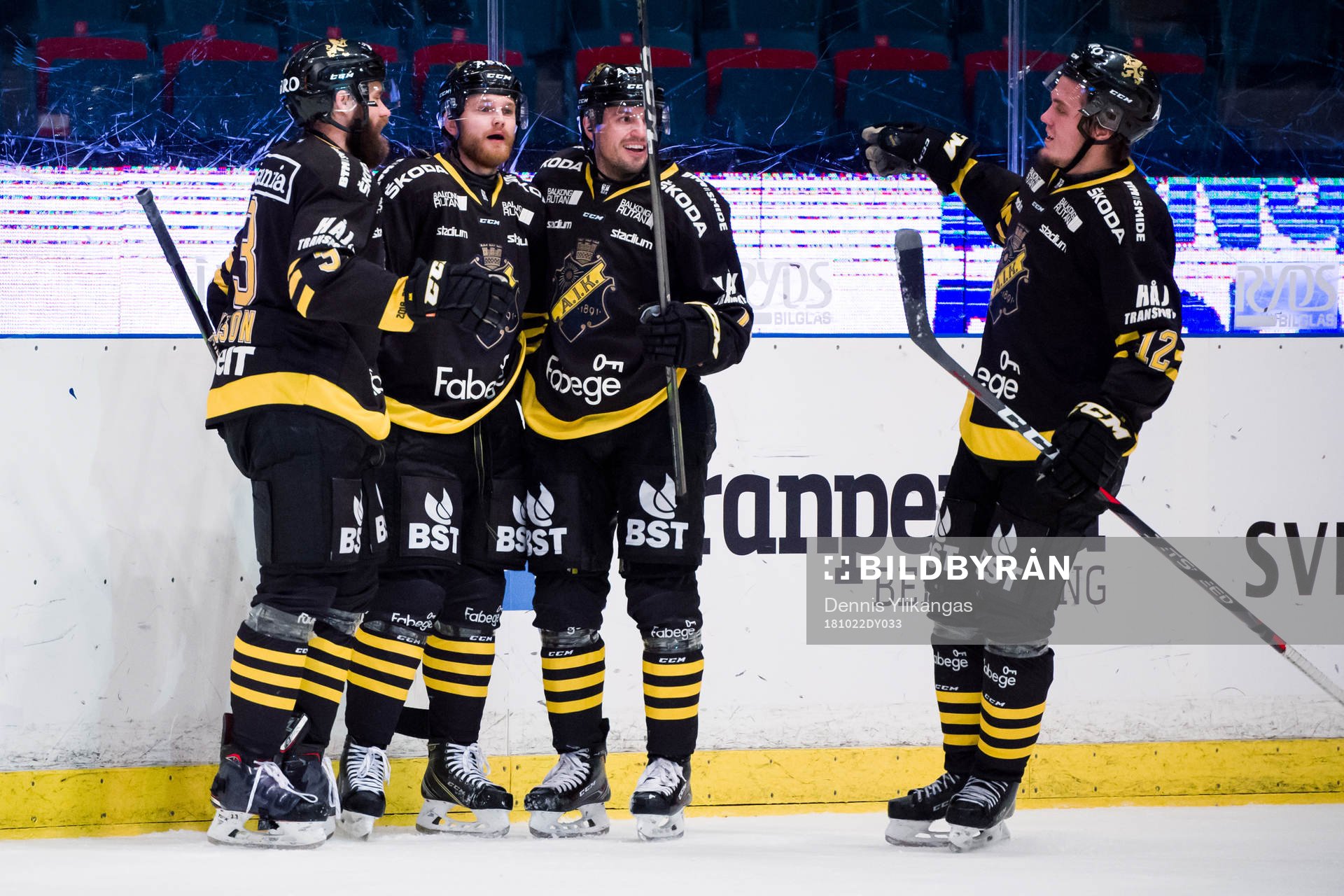 s Sam Marklund  jublar med lagkamrater Johan Larsson och