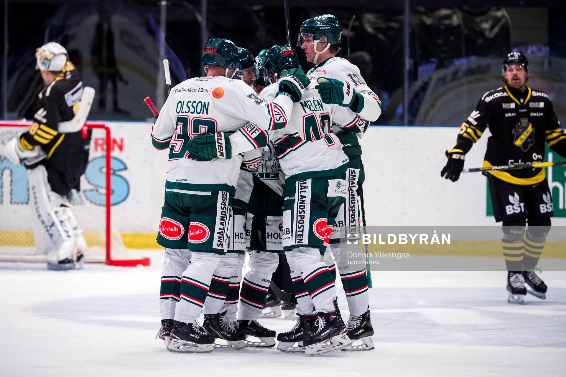 Tingsryds Hampus Melen jublar med lagkamrater