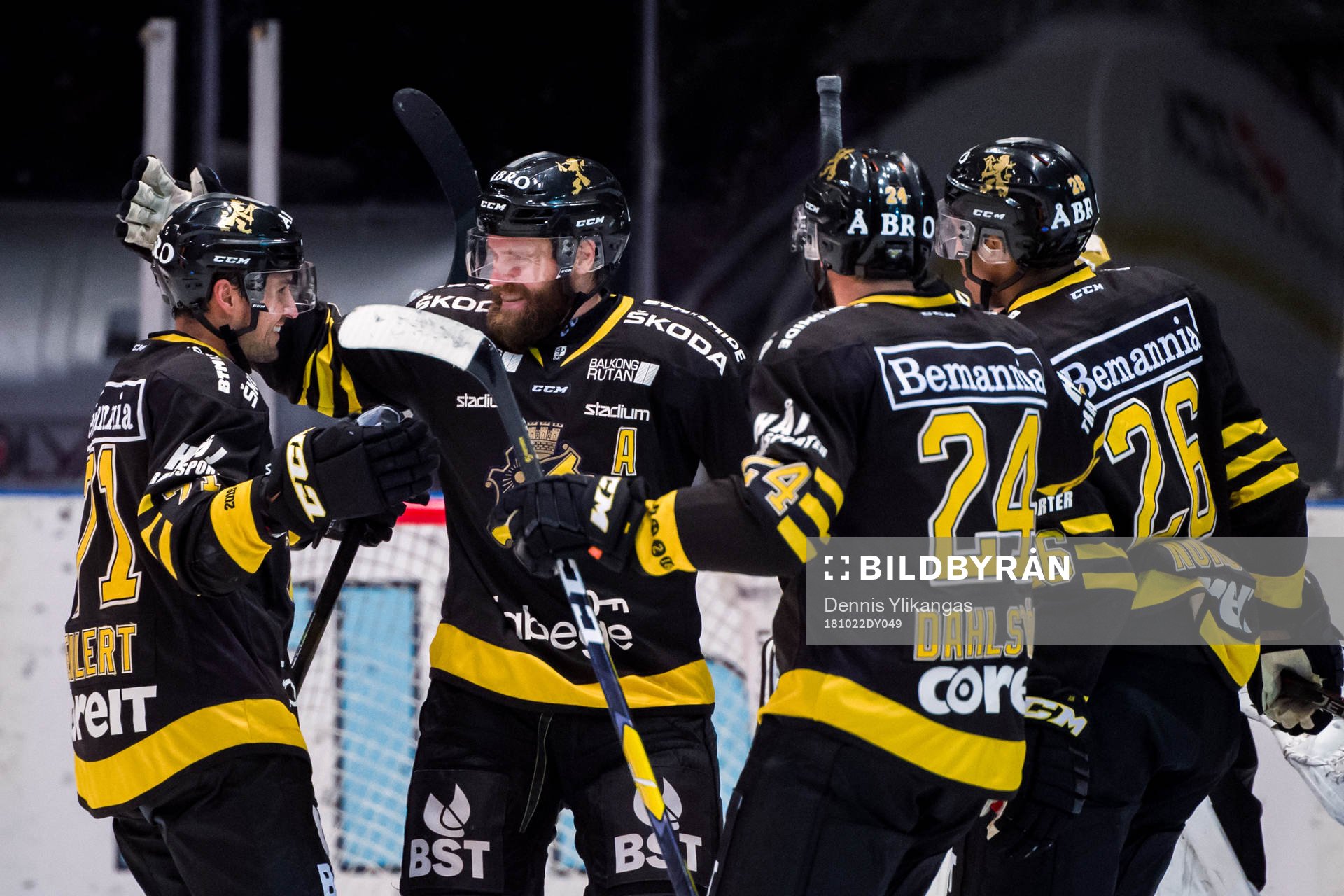 s Johan Larsson jublar med lagkamrater