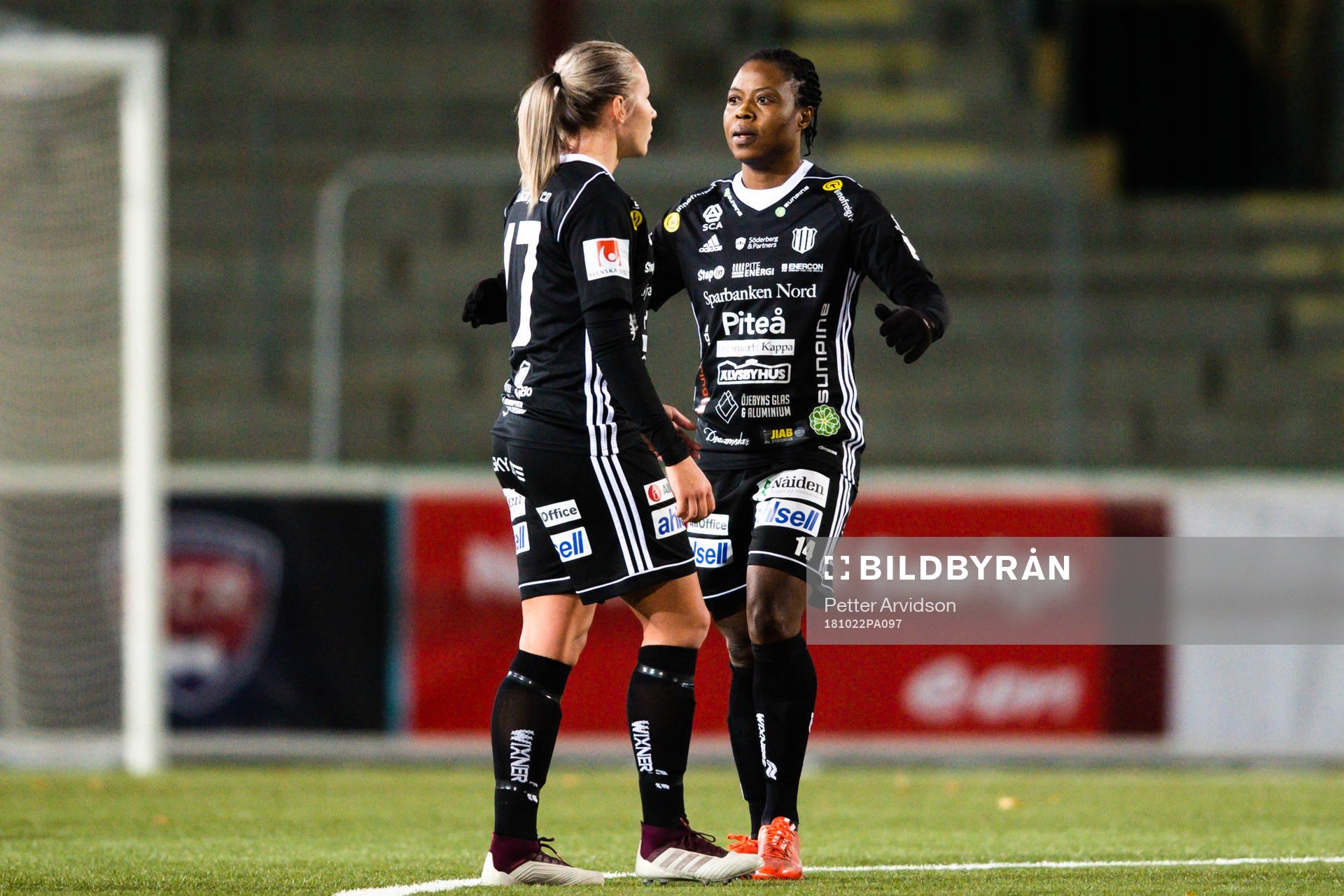 Piteås Selina Henriksson och Faith Ikidi deppar