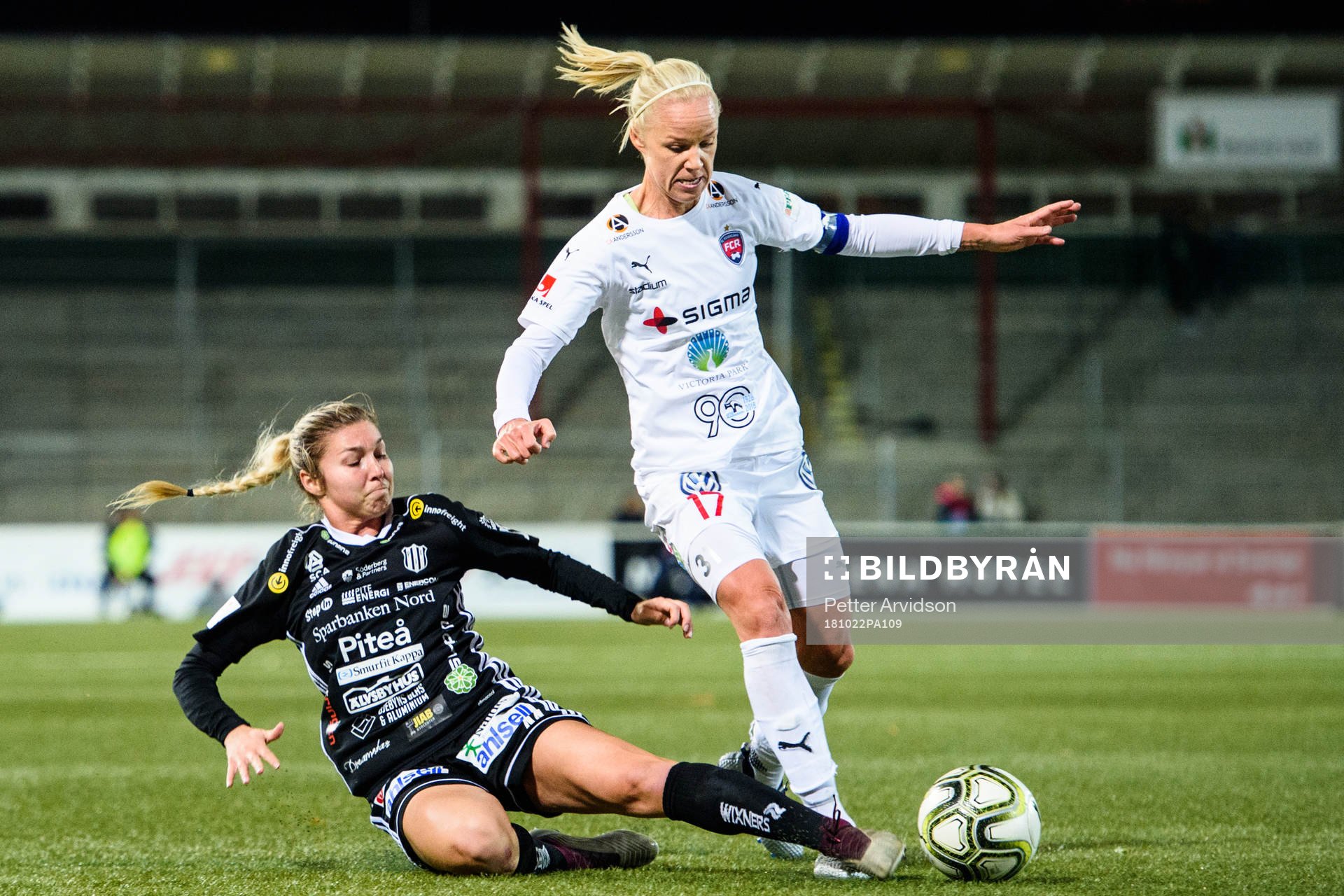Piteås Jo Blankenship och Rosengårds Caroline Seger under fotbollsmatchen i Damallsvenskan mellan FC Rosengård och Piteå den 22 oktober 2018 i Malmö.