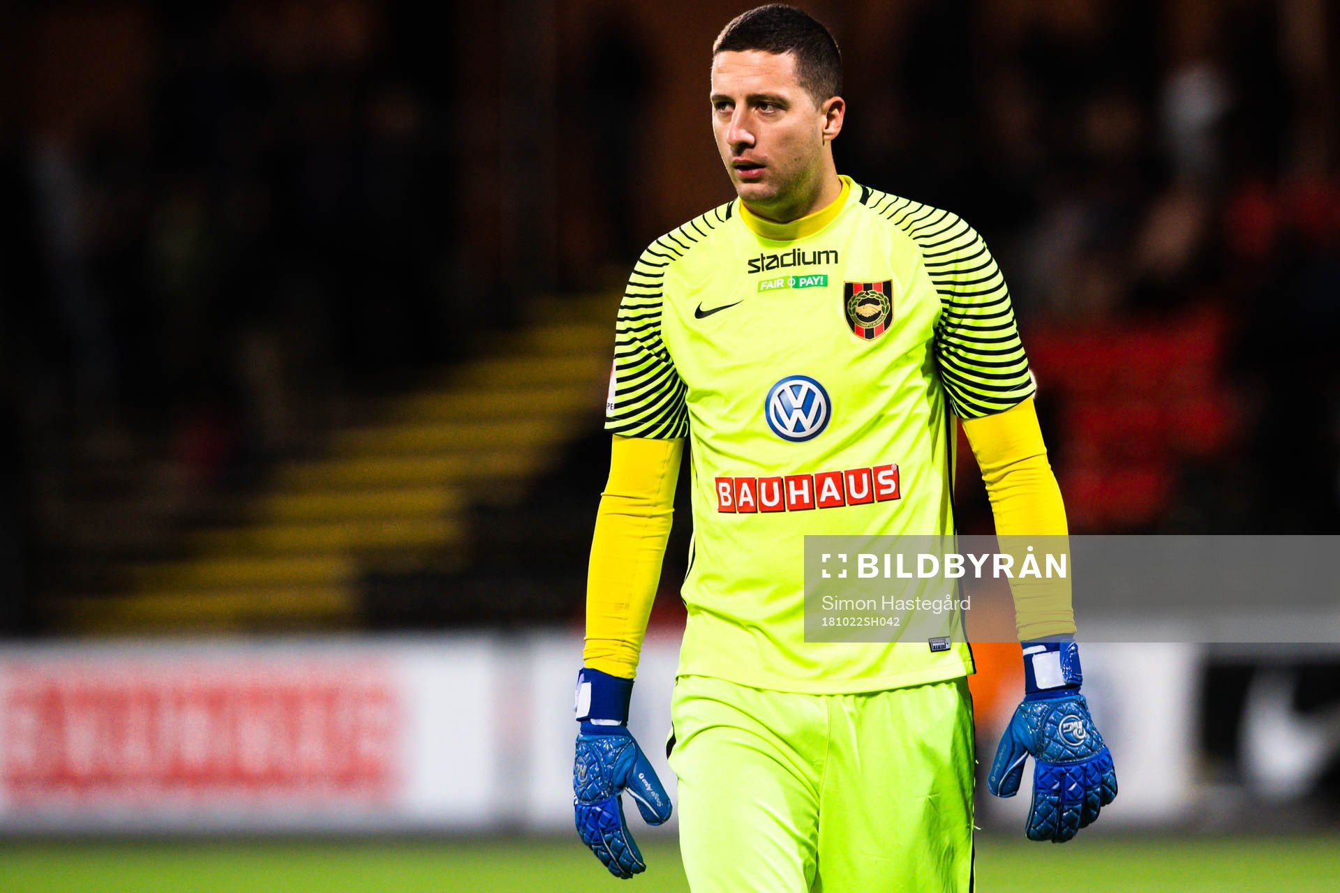 Brommapojkarnas målvakt Nikola Petric  deppar
