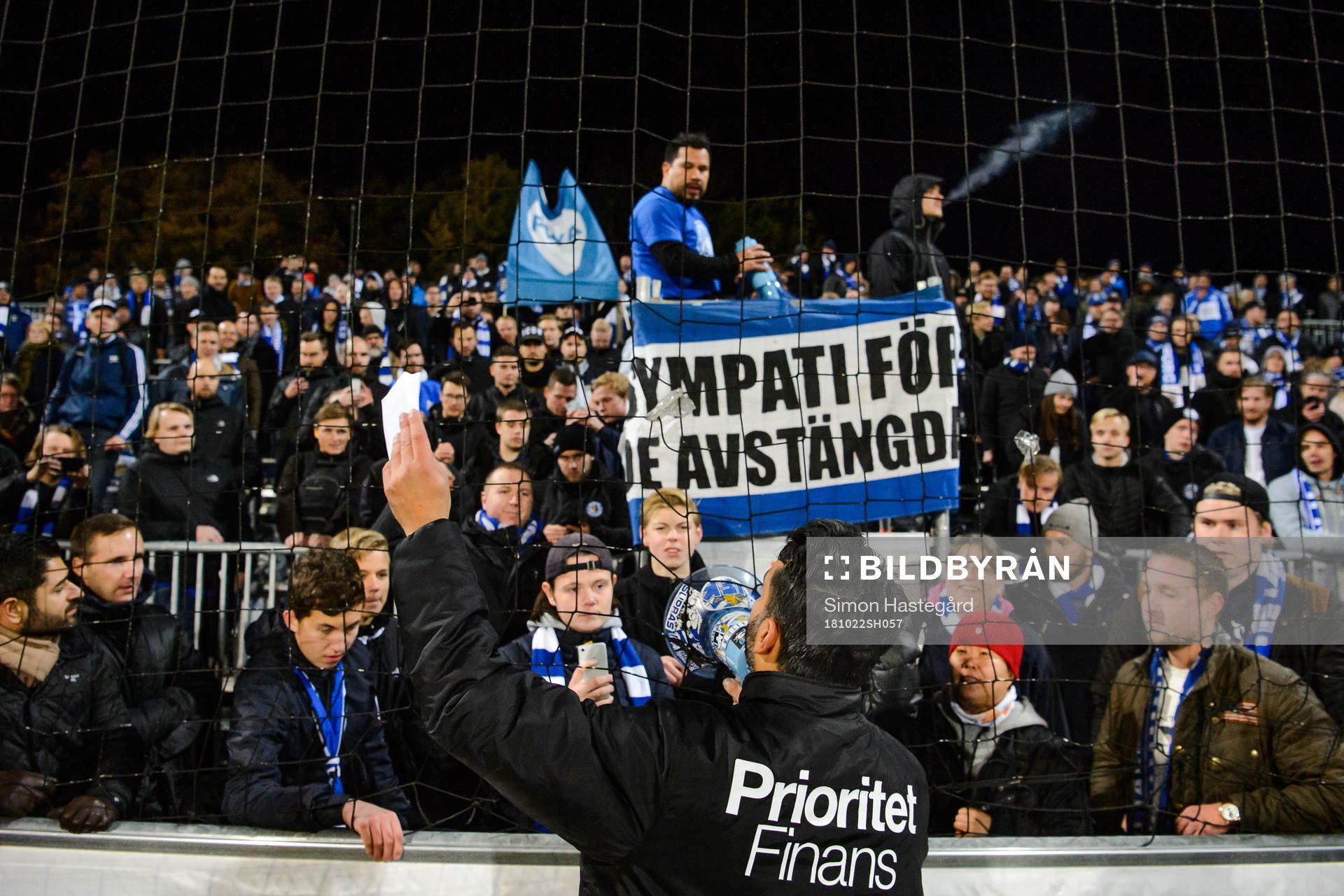 IFK Göteborgs tränare Poya Asbaghi i samtal med supportrar