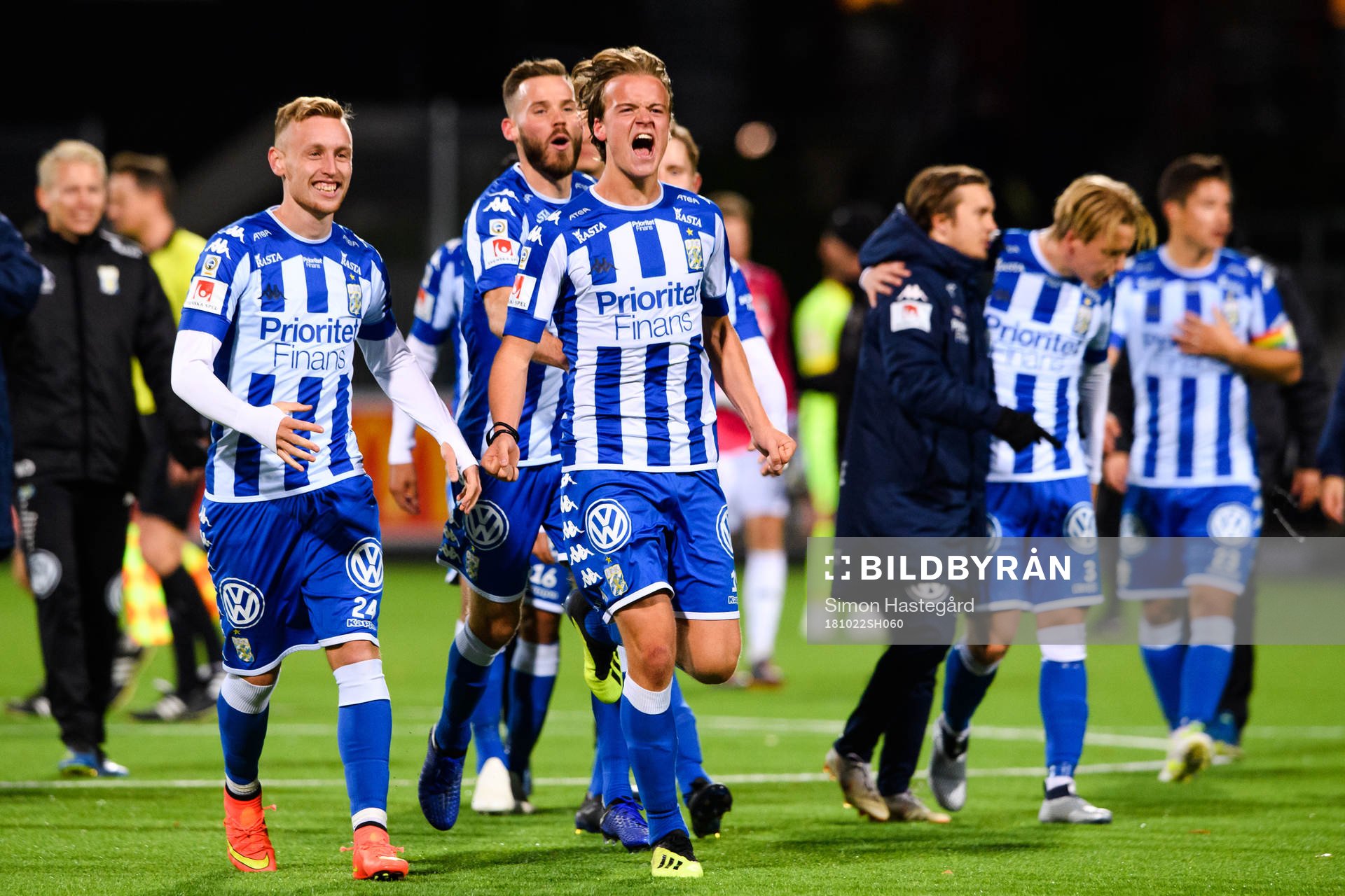 IFK Göteborgs Sebastian Ohlsson och August Erlingmark jublar efter en fotbollmatchen i Allsvenskan mellan Brommapojkarna och IFK Göteborg den 22 oktober 2018 i Stockholm.