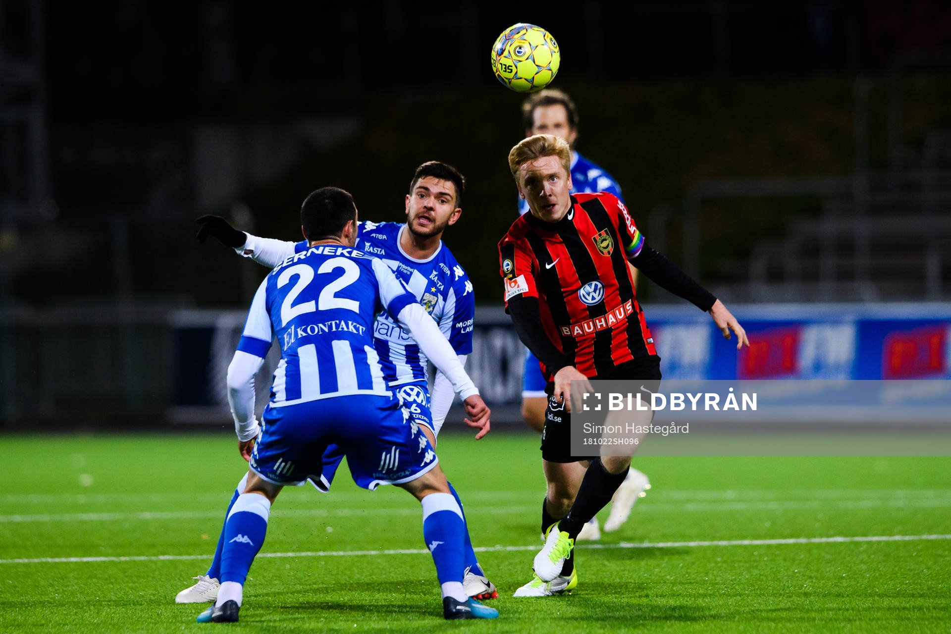 IFK Göteborgs Giorgi Kharaishvili försvarar mot