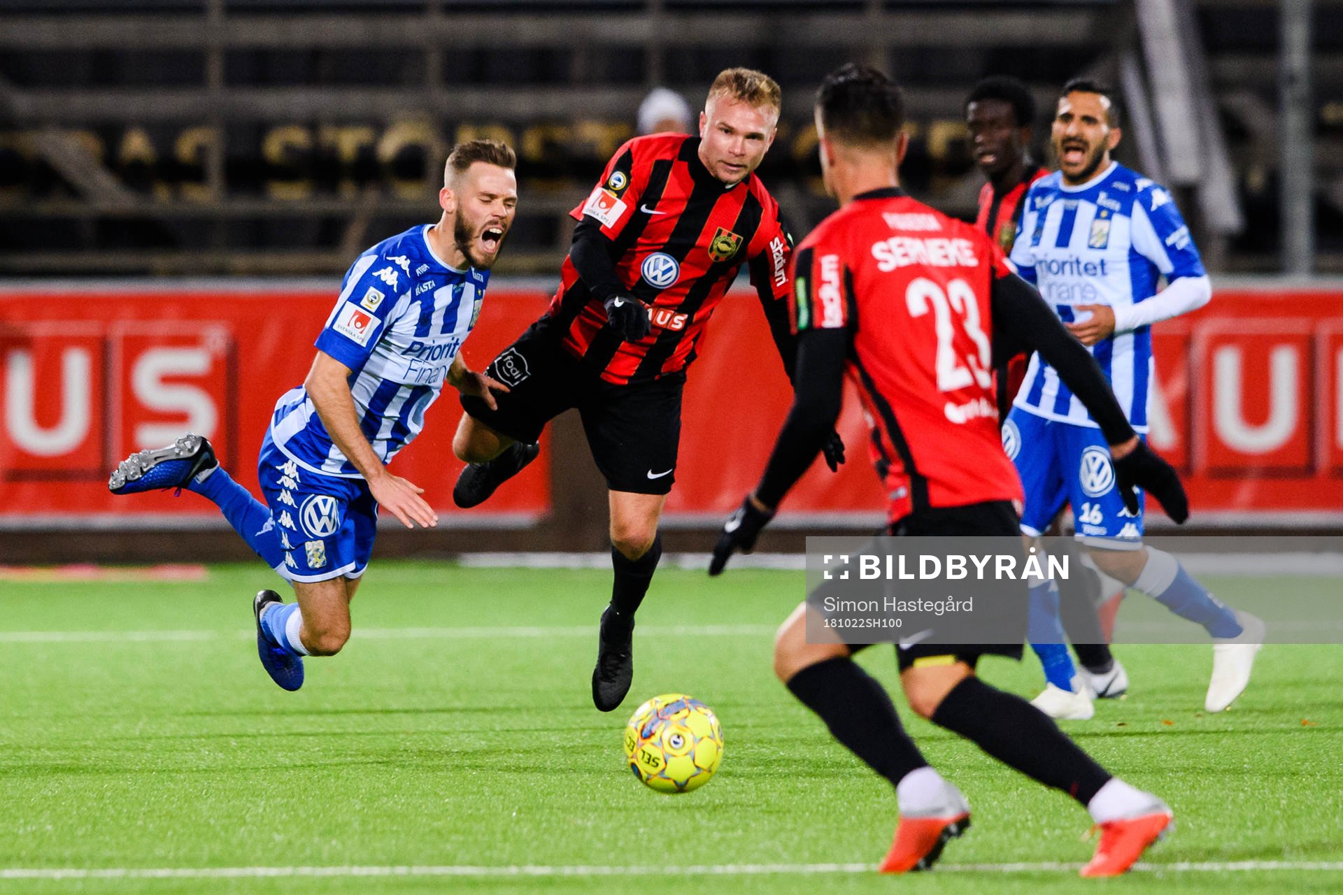 IFK Göteborgs Emil Salomonsson faller i en kamp med