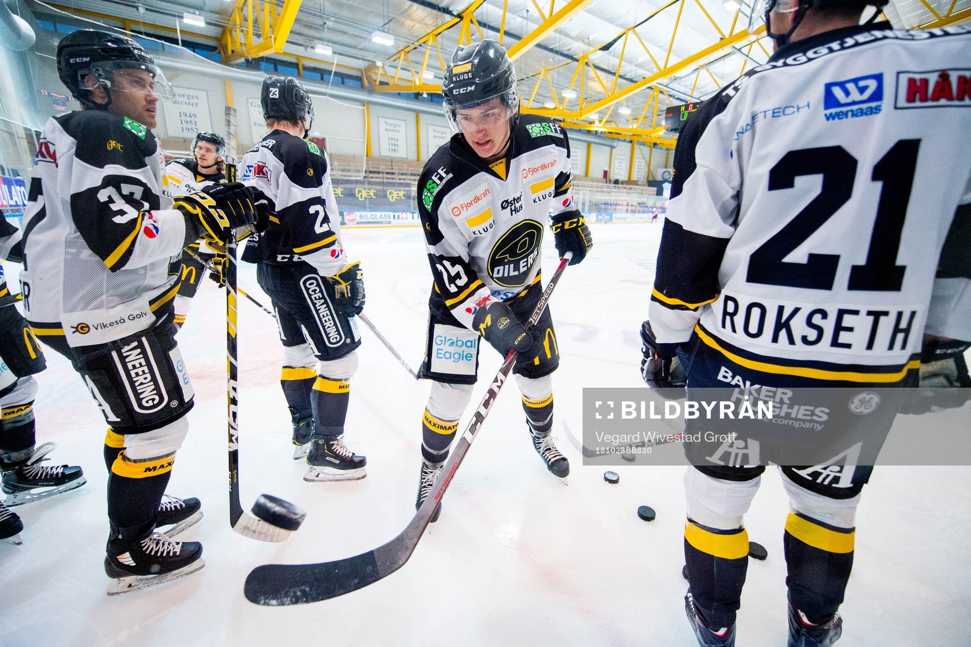 Robin Haglund Mathisen of Stavanger Oilers warms up