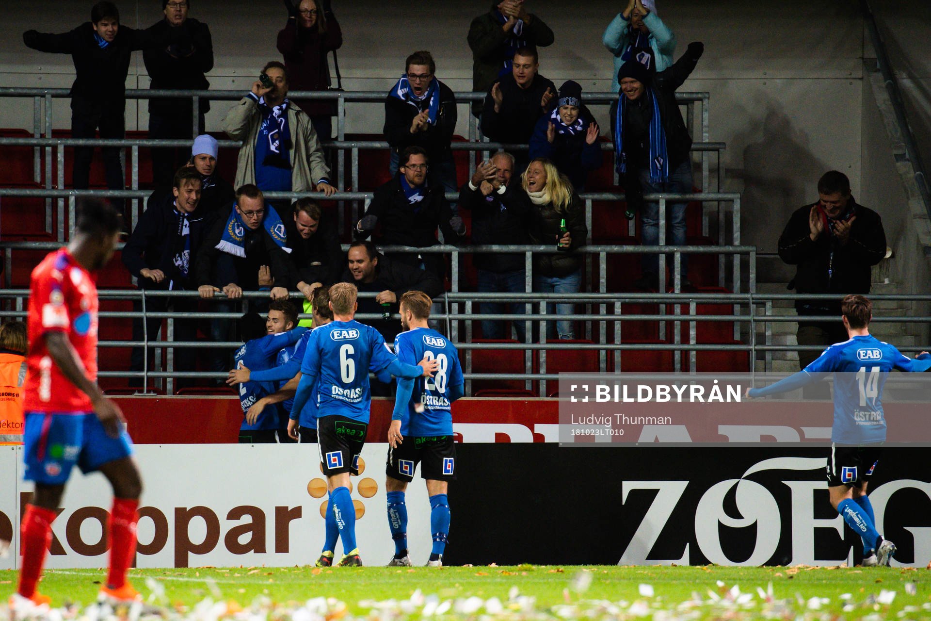 Halmstads Gabriel Gudmundsson jublar med publiken efter 0-1 under fotbollsmatchen i Superettan mellan Helsingborg och Halmstad den 23 oktober 2018 i Helsingborg.