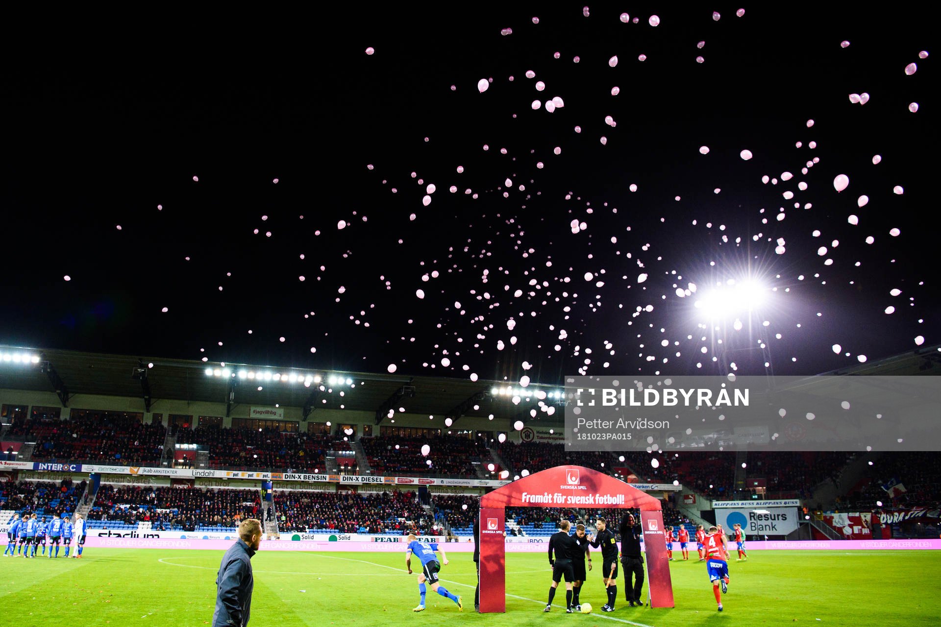 Rosa ballonger för att hedra bröstcancer