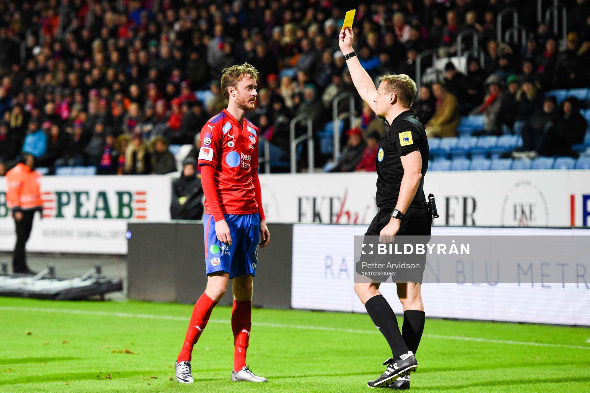 Helsingborgs Rasmus Jönsson får gult kort av domare Johan Krantz under fotbollsmatchen i Superettan mellan Helsingborg och Halmstad den 23 oktober 2018 i Helsingborg.