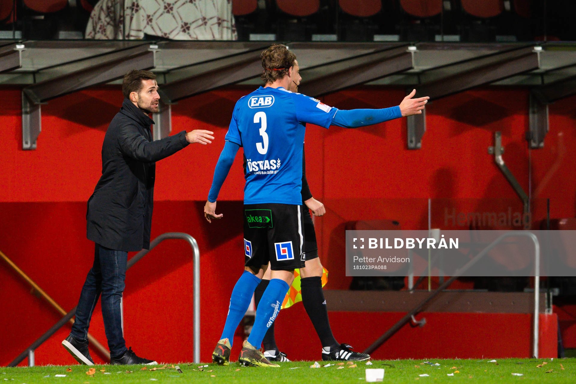 Halmstads tränare Igor Krulj ger instruktioner till