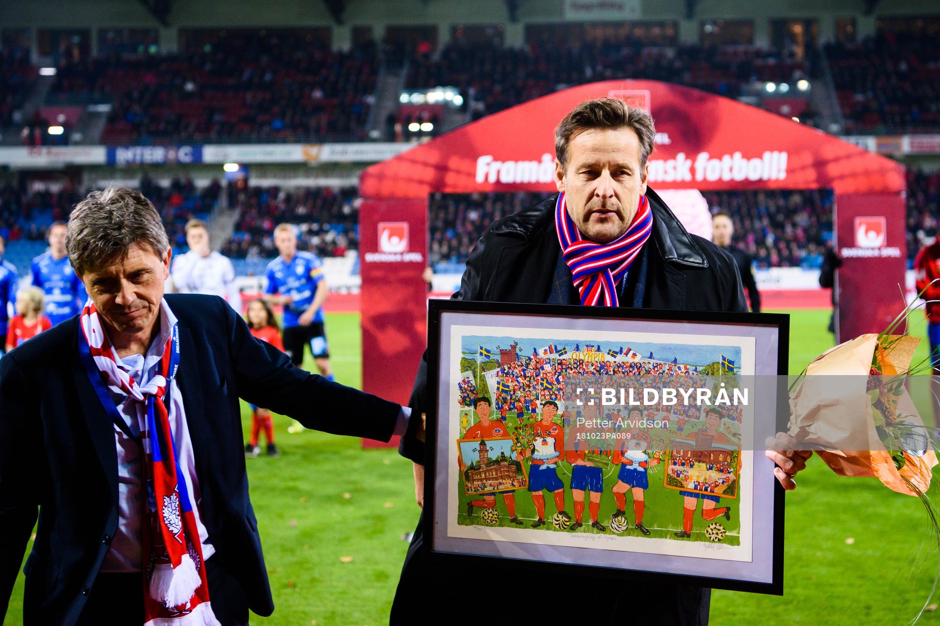 Helsingborgs ordförande Mats-Ola Schultz avtackas