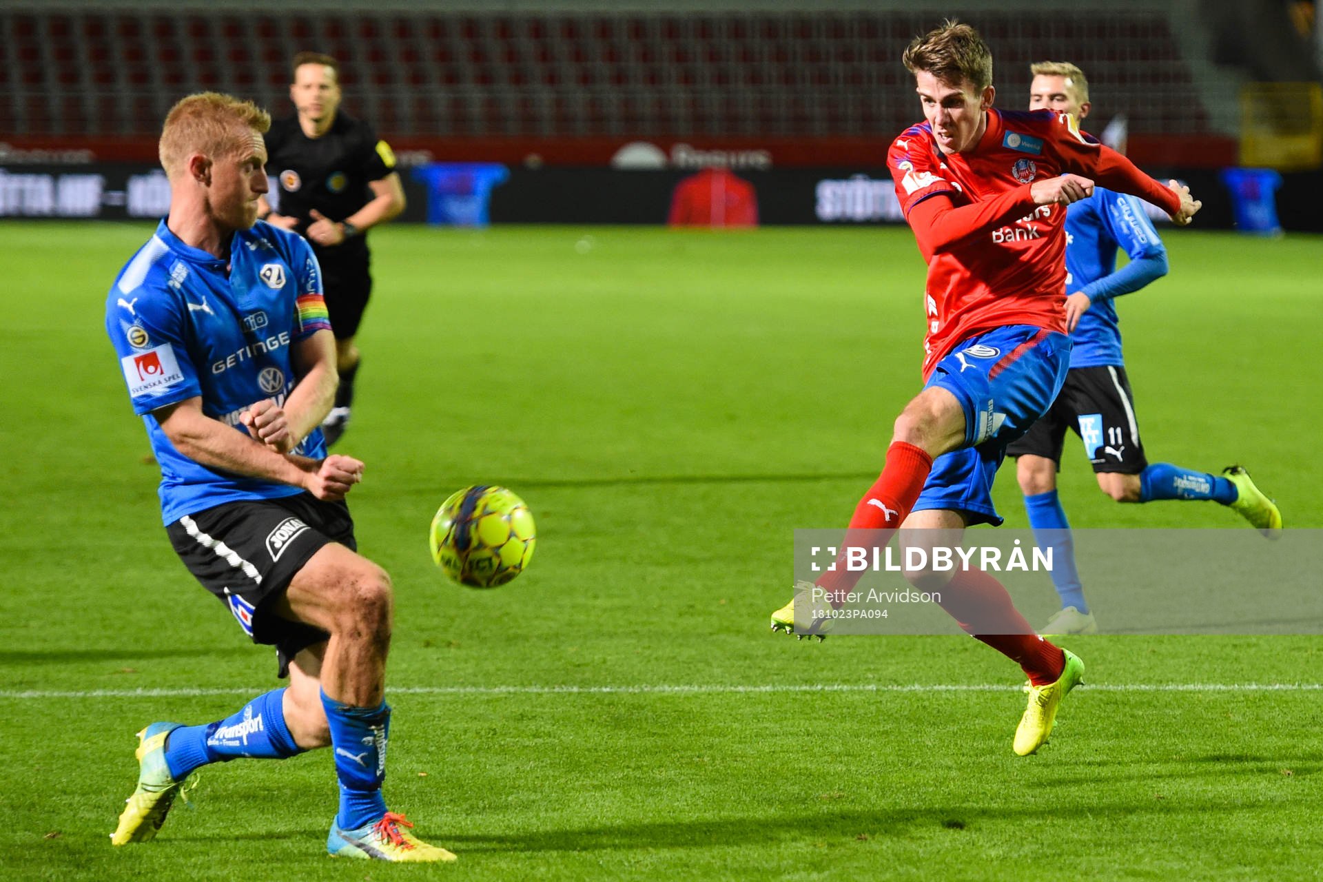 Helsingborgs Adam Eriksson testar skott och Halmstads