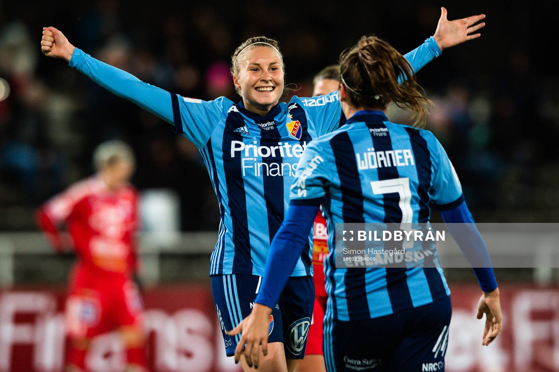 Djurgårdens Fanny Andersson och Michelle Wörner jublar