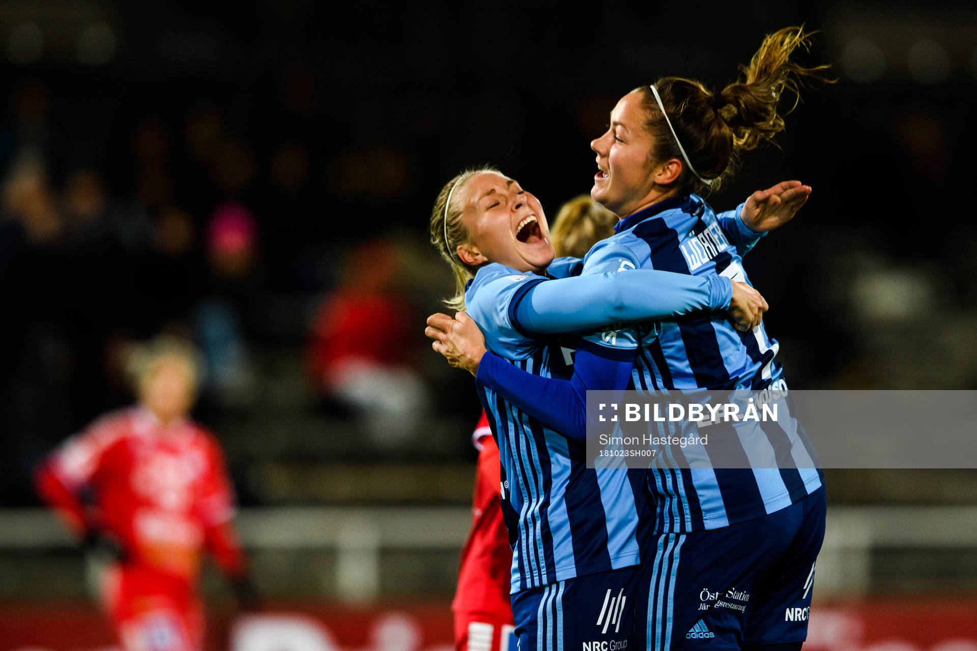 Djurgårdens Fanny Andersson och Michelle Wörner jublar efter 1-1 under fotbollsmatchen i Damallsvenskan mellan Djurgården och Linköping den 23 oktober 2018 i Stockholm.