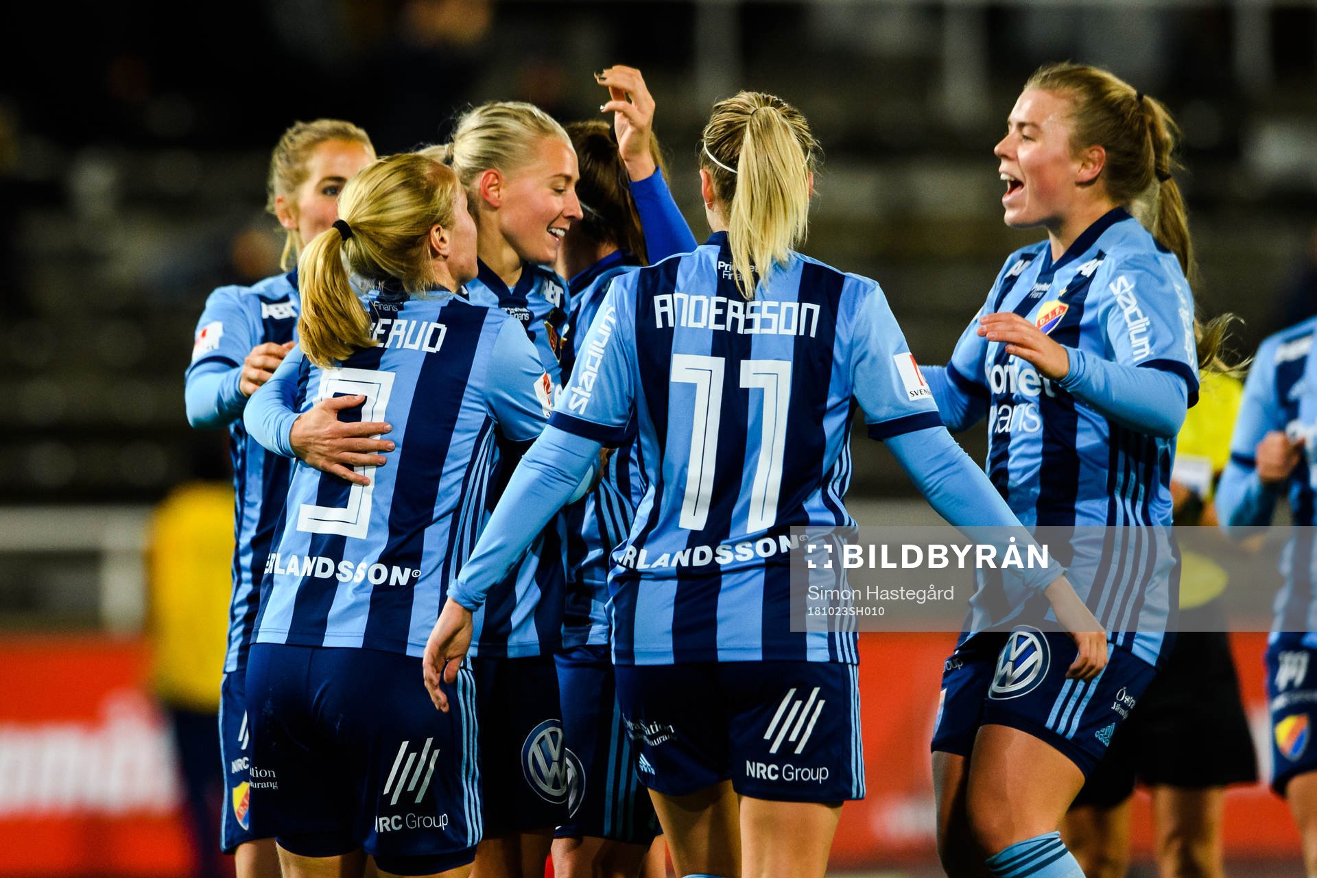 Djurgårdens Julia Spetsmark jublar efter 1-1 av Michelle Wörner under fotbollsmatchen i Damallsvenskan mellan Djurgården och Linköping den 23 oktober 2018 i Stockholm.