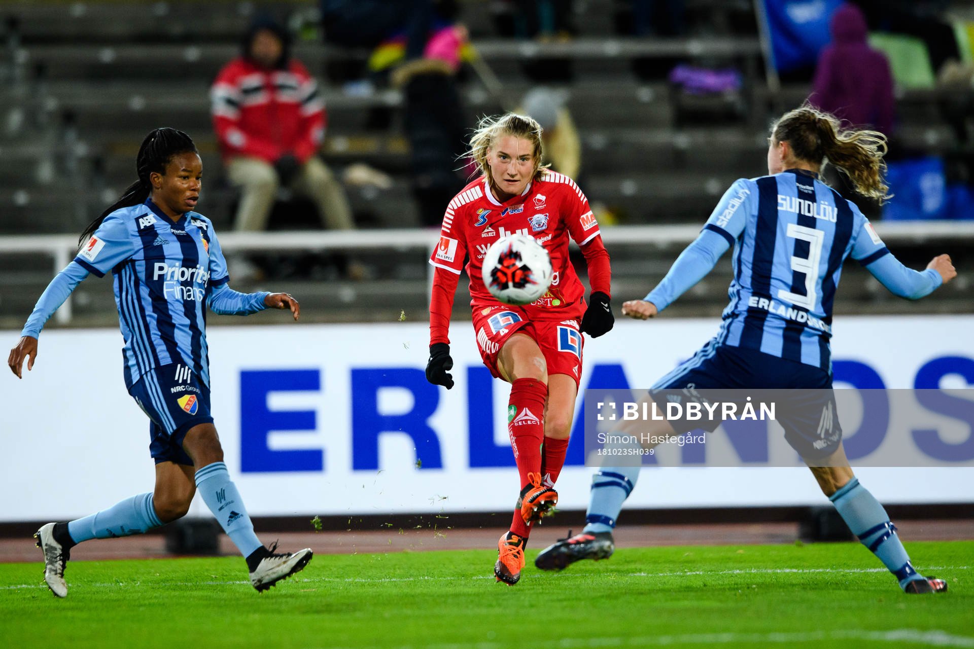 Linköpings Maja Ring Kildemoes liunder fotbollsmatchen i