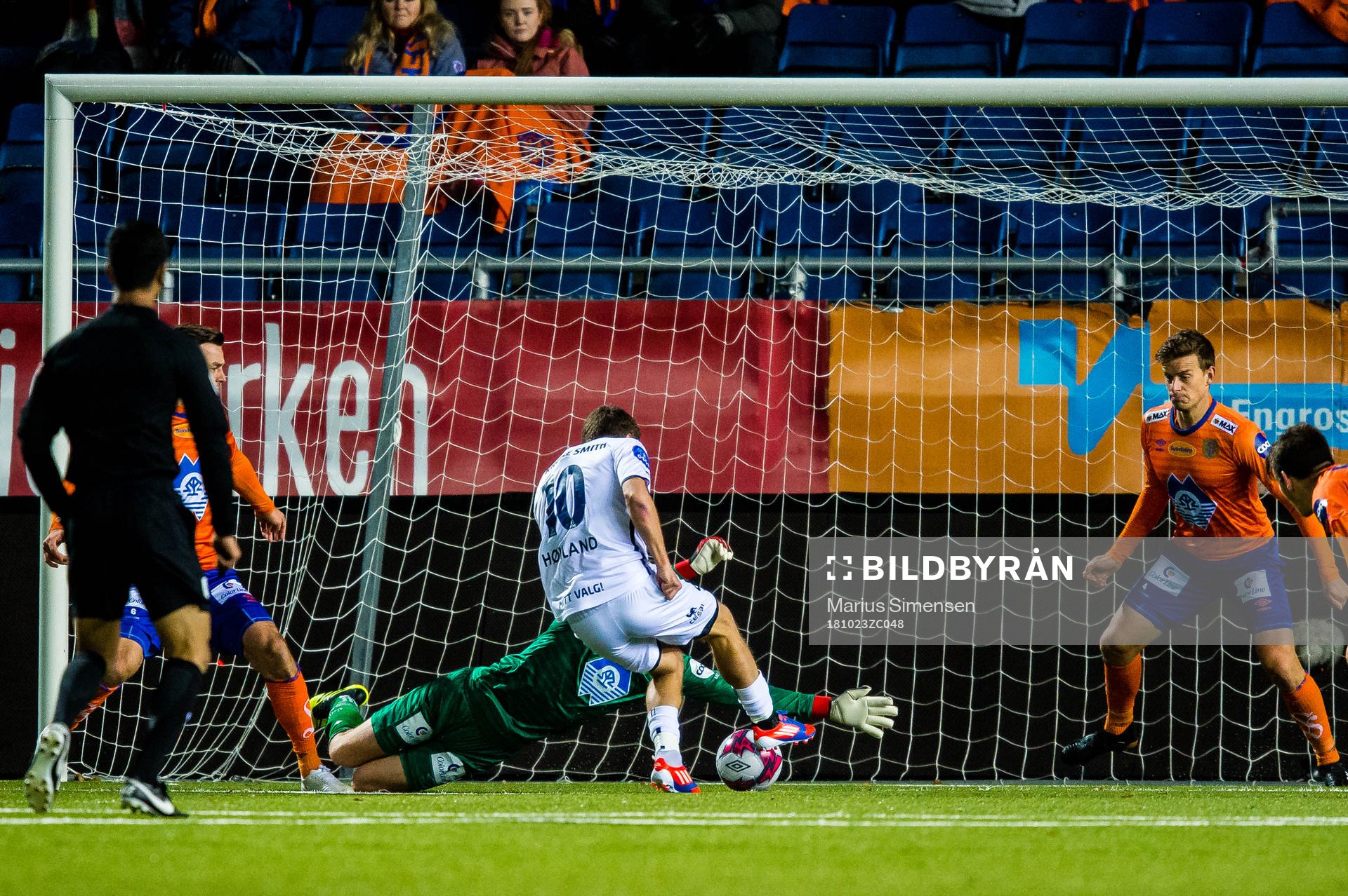 Tommy Høiland of Viking scores the 1-0 goal