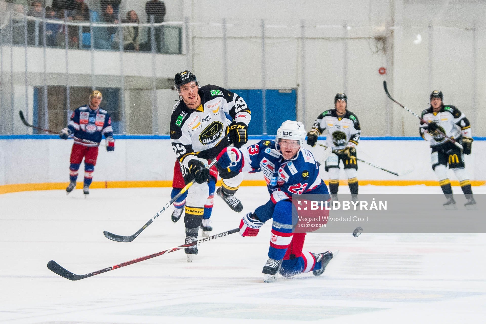 Philip Anthony Lane of Stavanger Oilers scores 1-3