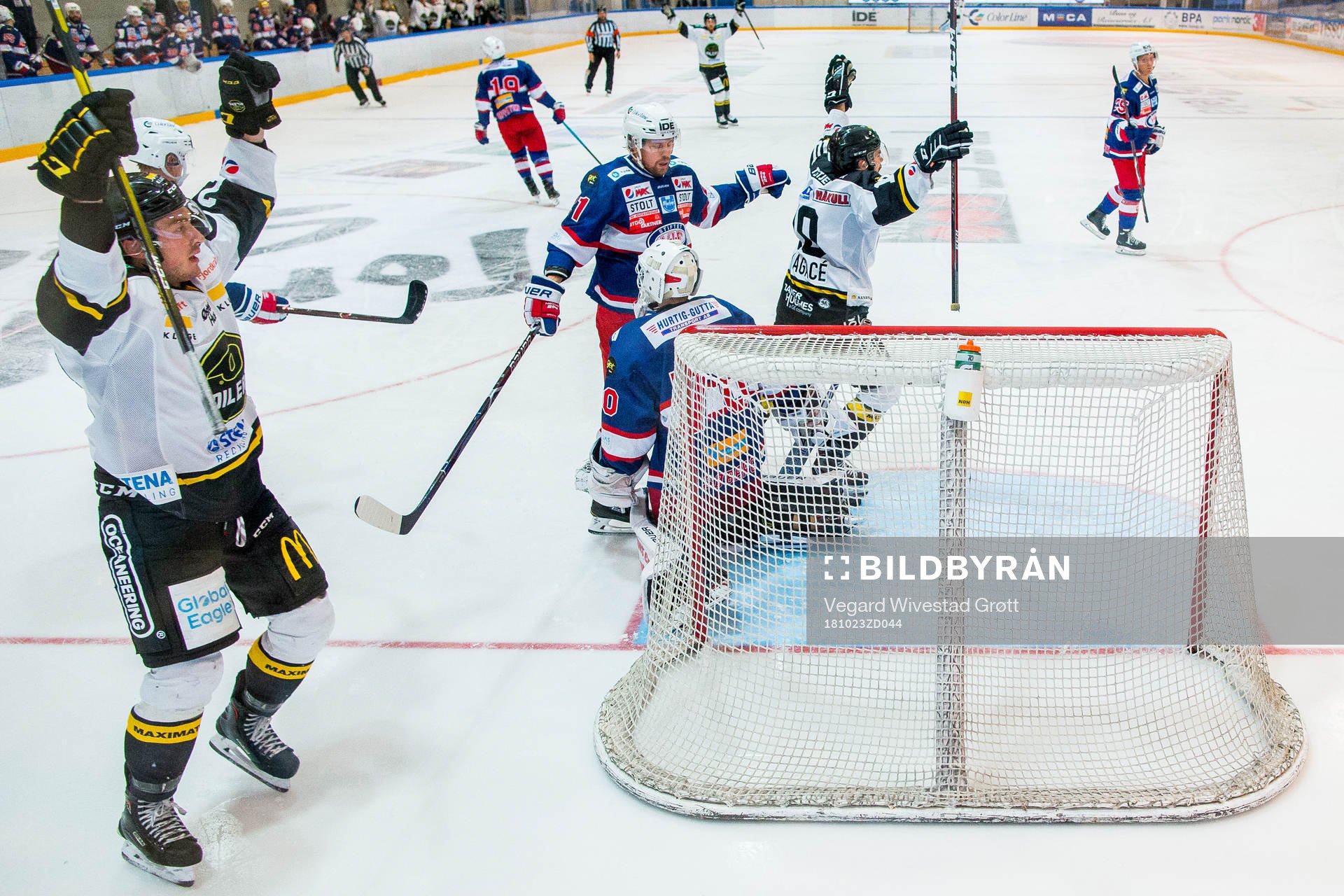 Jacob Lagacé of Stavanger Oilers celebrates with teammate