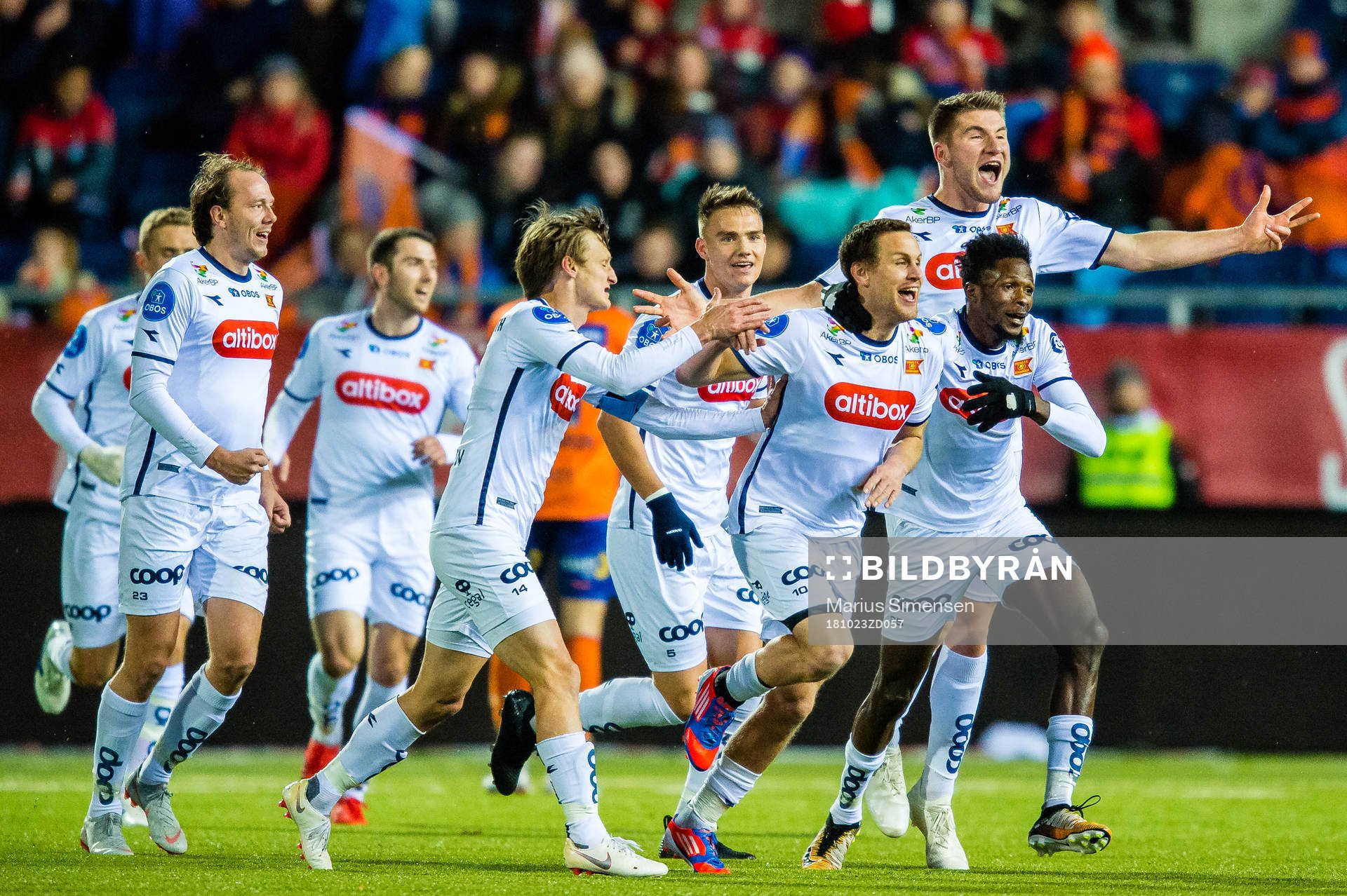 Tommy Høiland of Viking celebrates the 2.0 goal with his