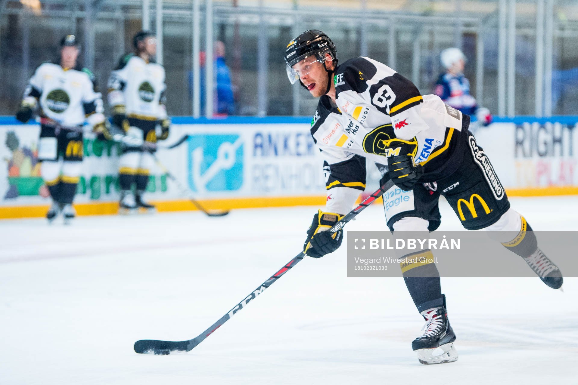 Markus Søberg of Stavanger Oilers warms up