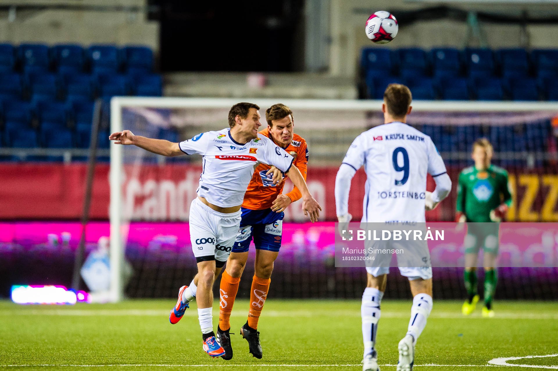 Tommy Høiland of Viking and Jonas Grønner of Aalesund