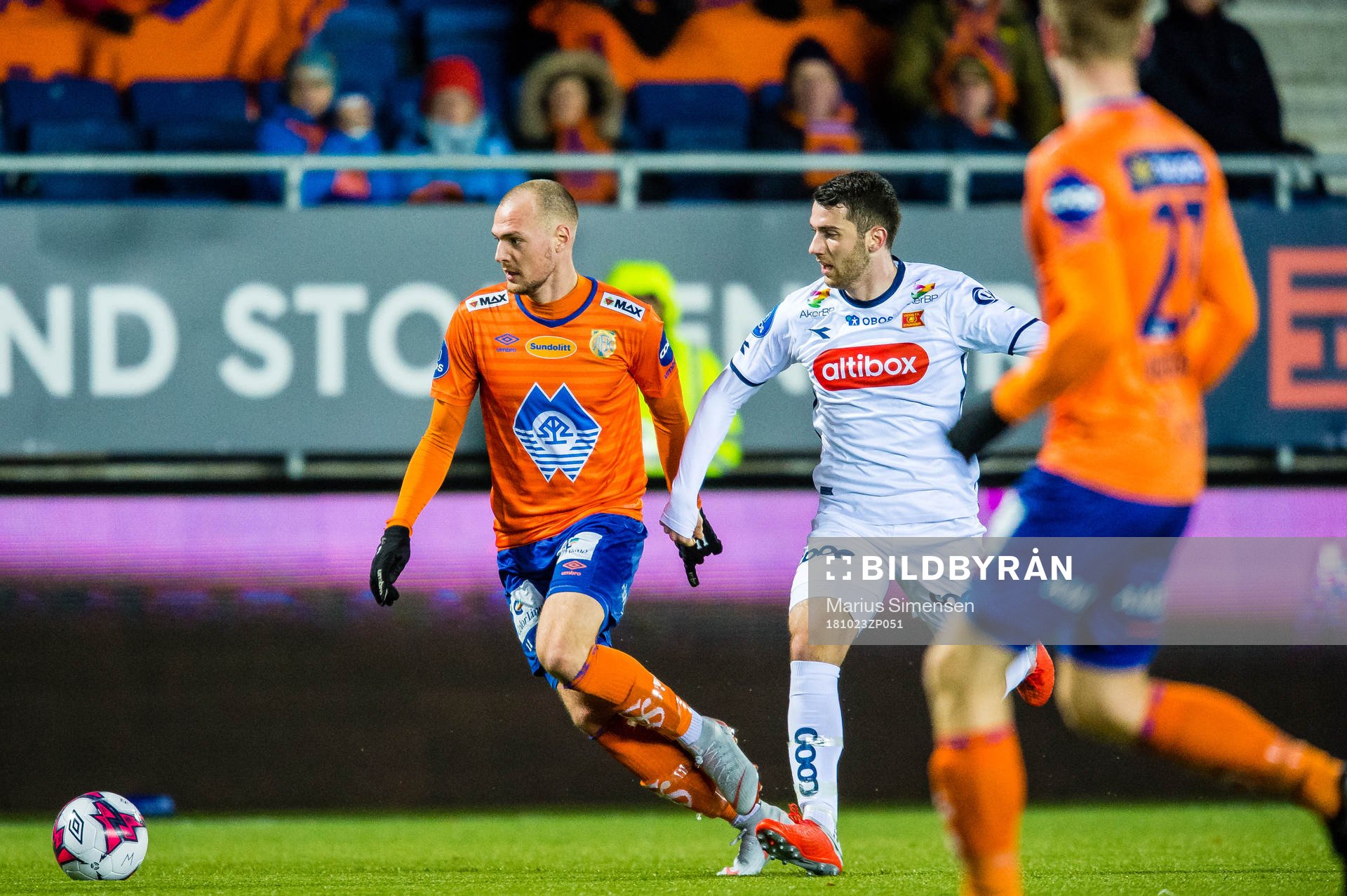 Aron Elis Thrandarson of Aalesund and Zymer Bytyqi of Viking