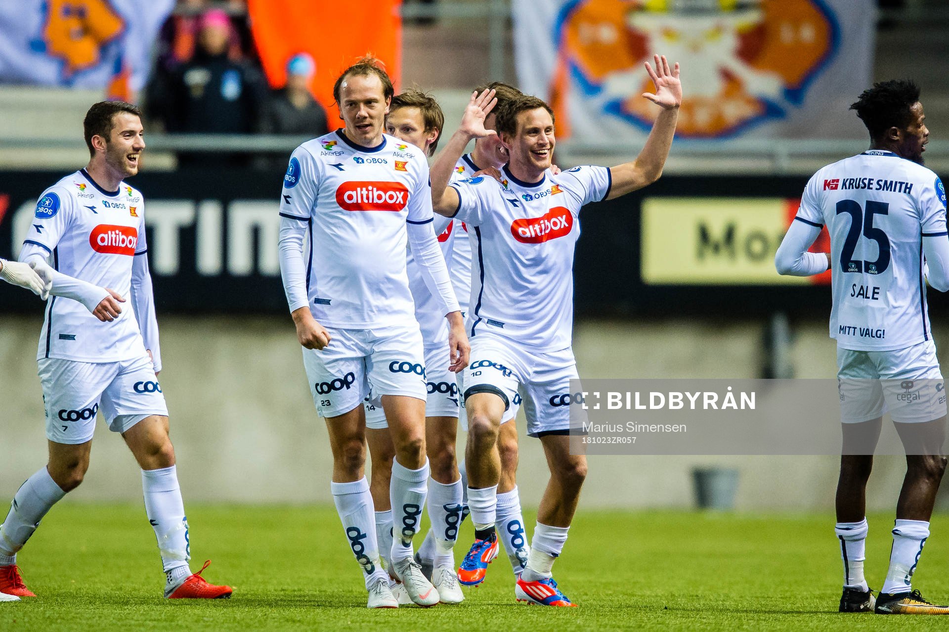 Tommy Høiland of Viking celebrates the 2.0 goal with his
