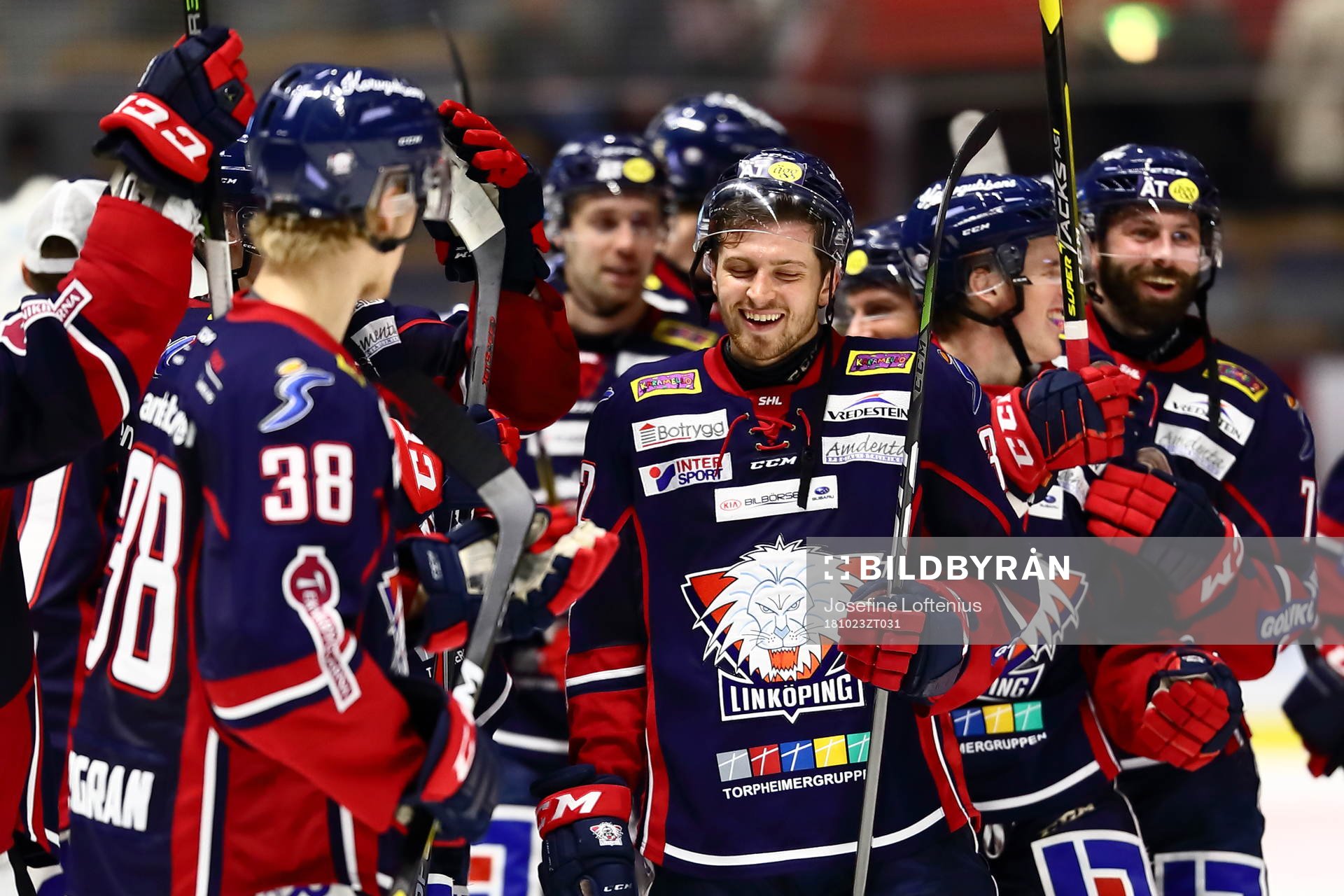 Linköpings Lukas Bengtsson jublar med sina lagkamrater