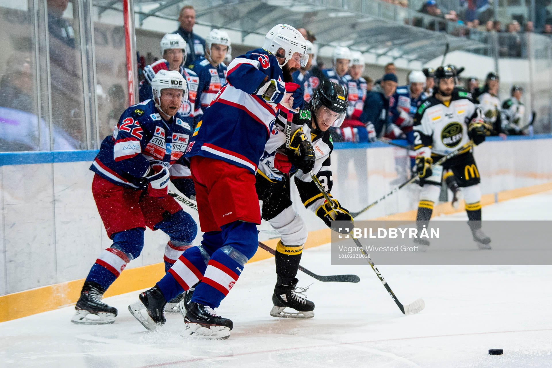 Villiam Strøm of Vålerenga and Stephan Joseph Vigier of
