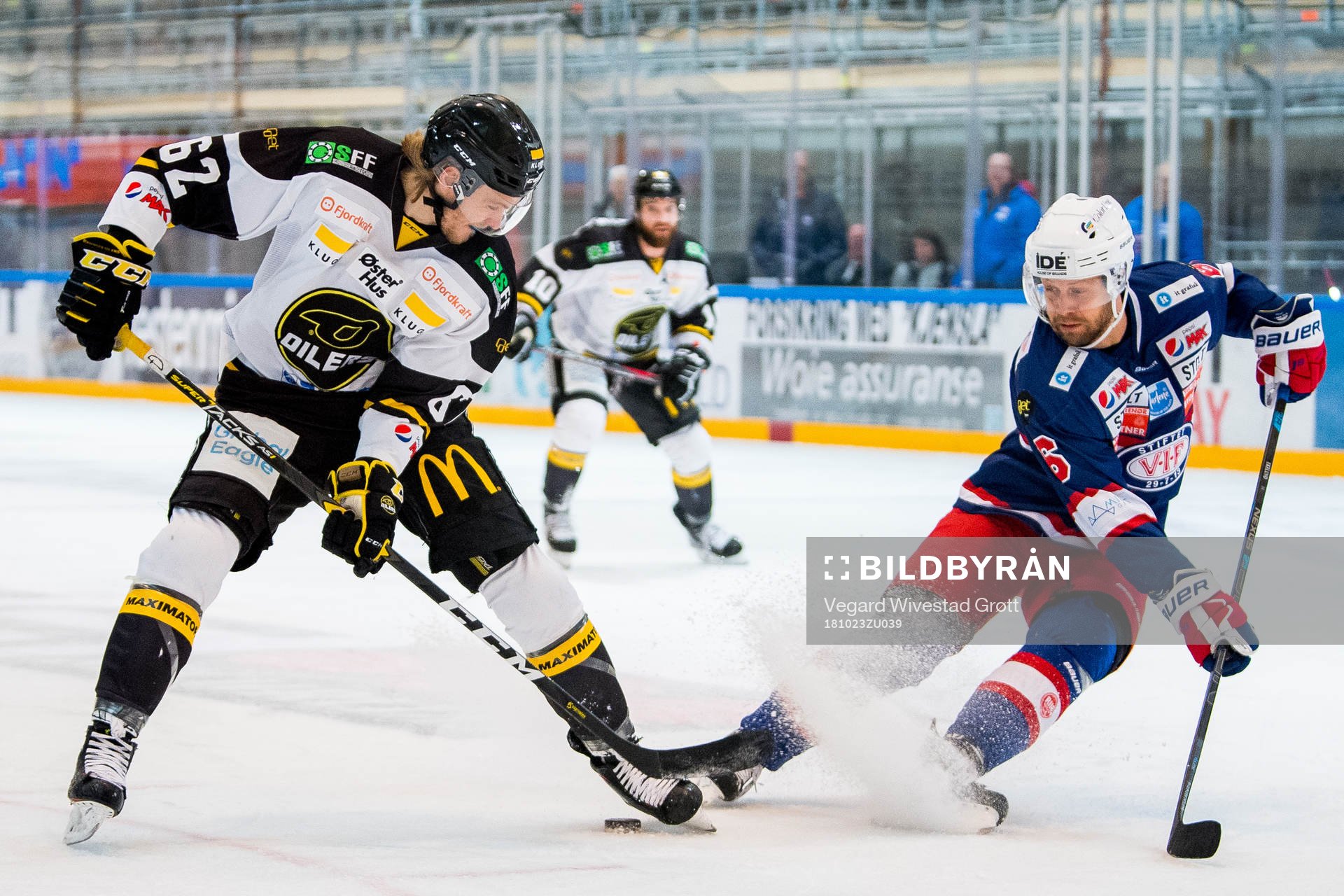 Mario Lucia of Stavanger Oilers and Kalle Ekelund of