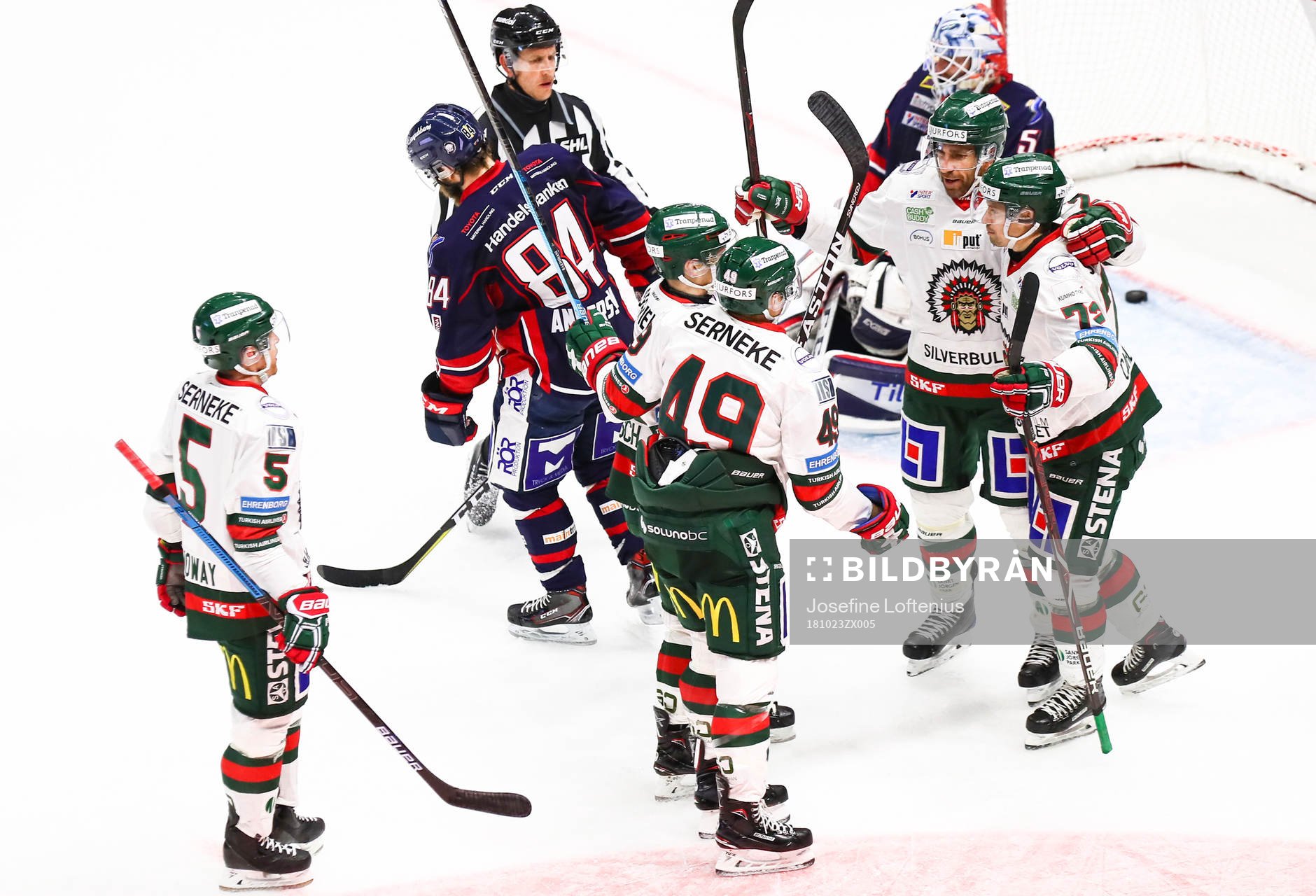 Frölundas Patrik Carlsson jublar med lagkamrater