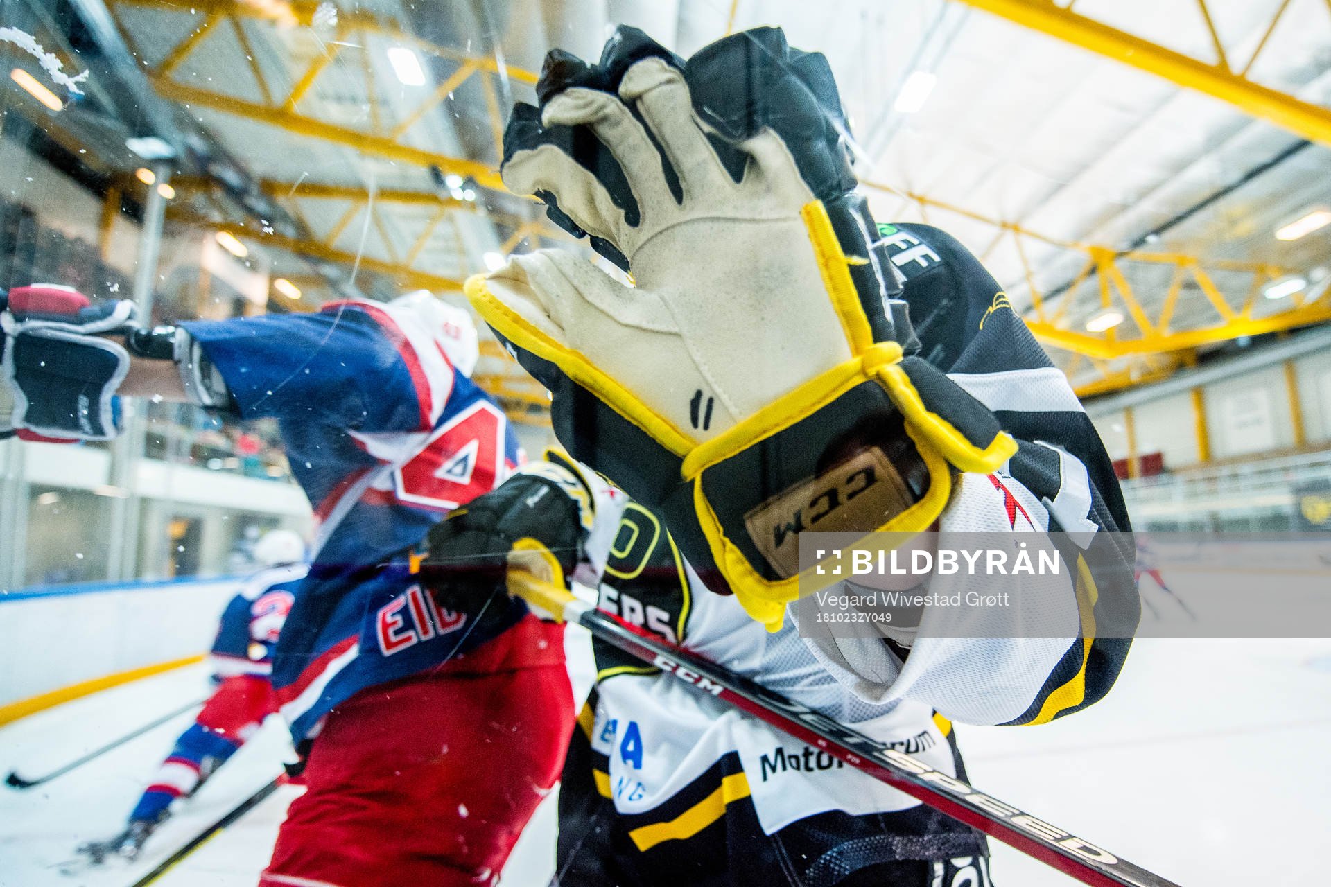 The glove of Simen Talge of Stavanger Oilers