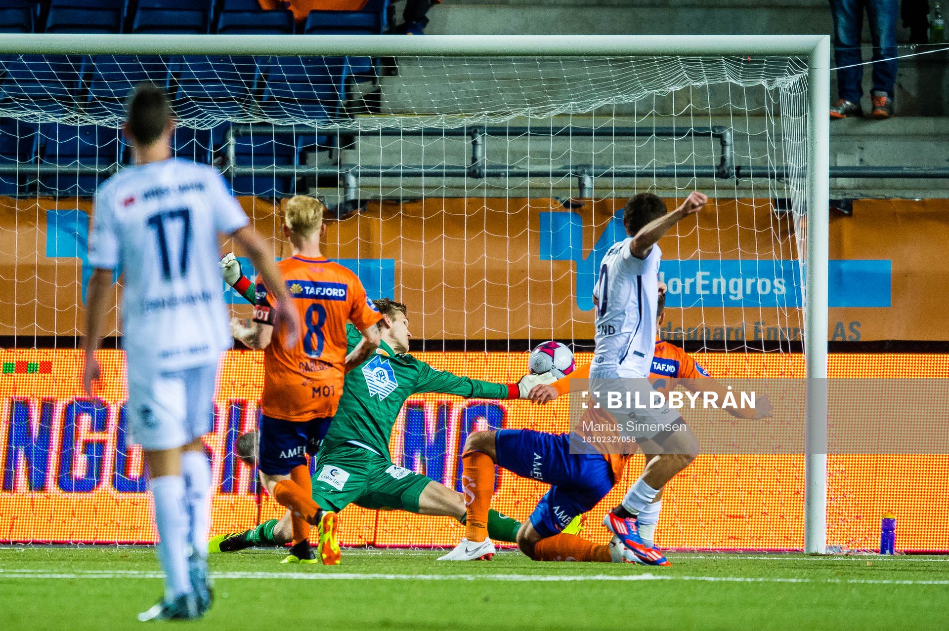 Tommy Høiland of Viking scores the 2-0 goal