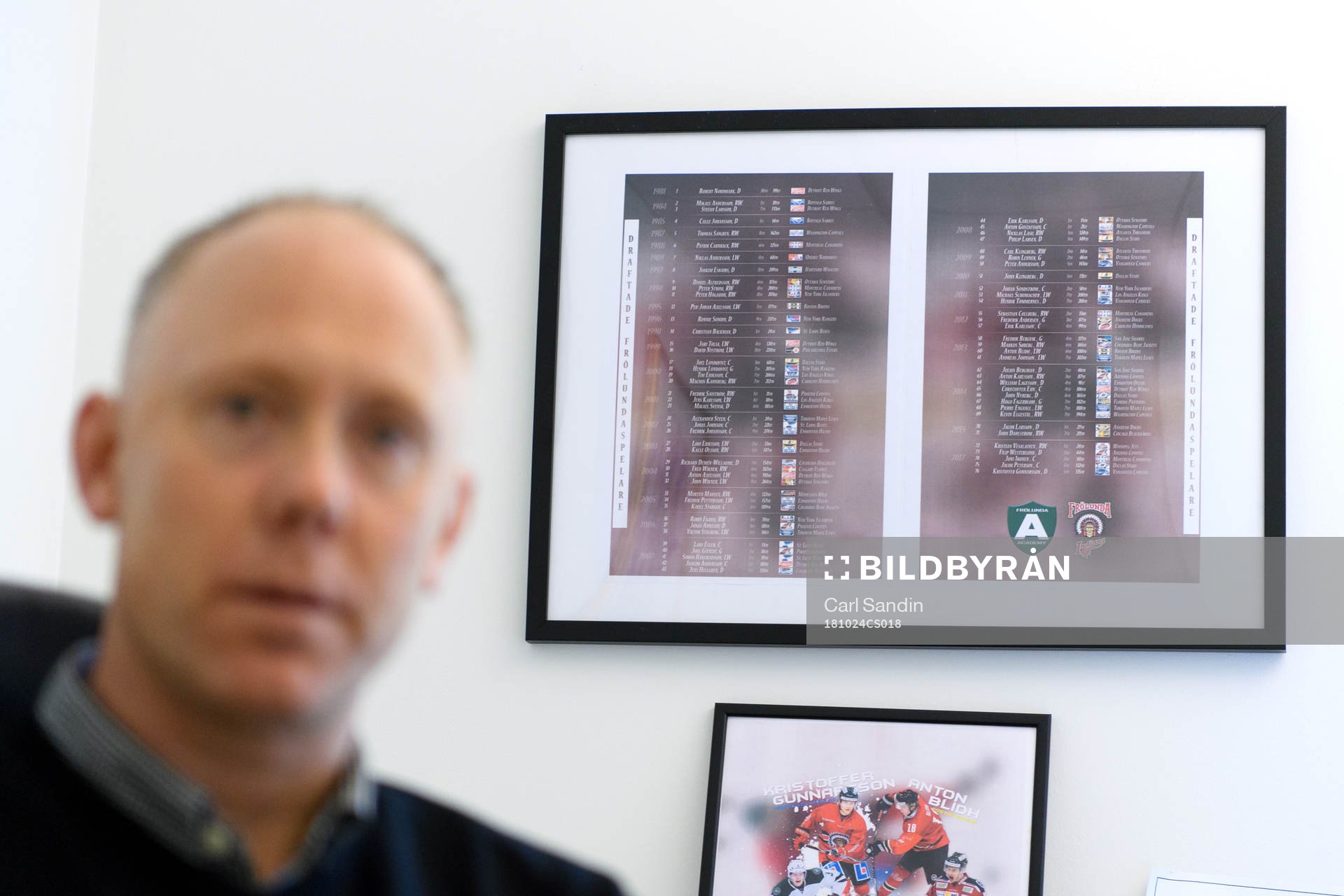 En tavla med draftade spelare från Frölunda hänger på