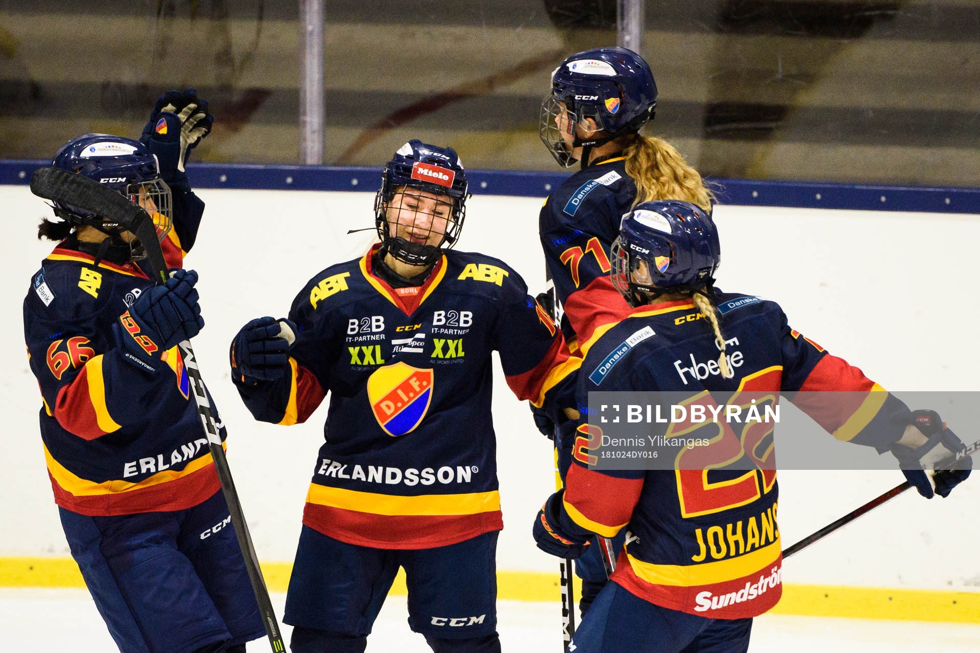 Djurgårdens Alice Östensson jublar med lagkamrater