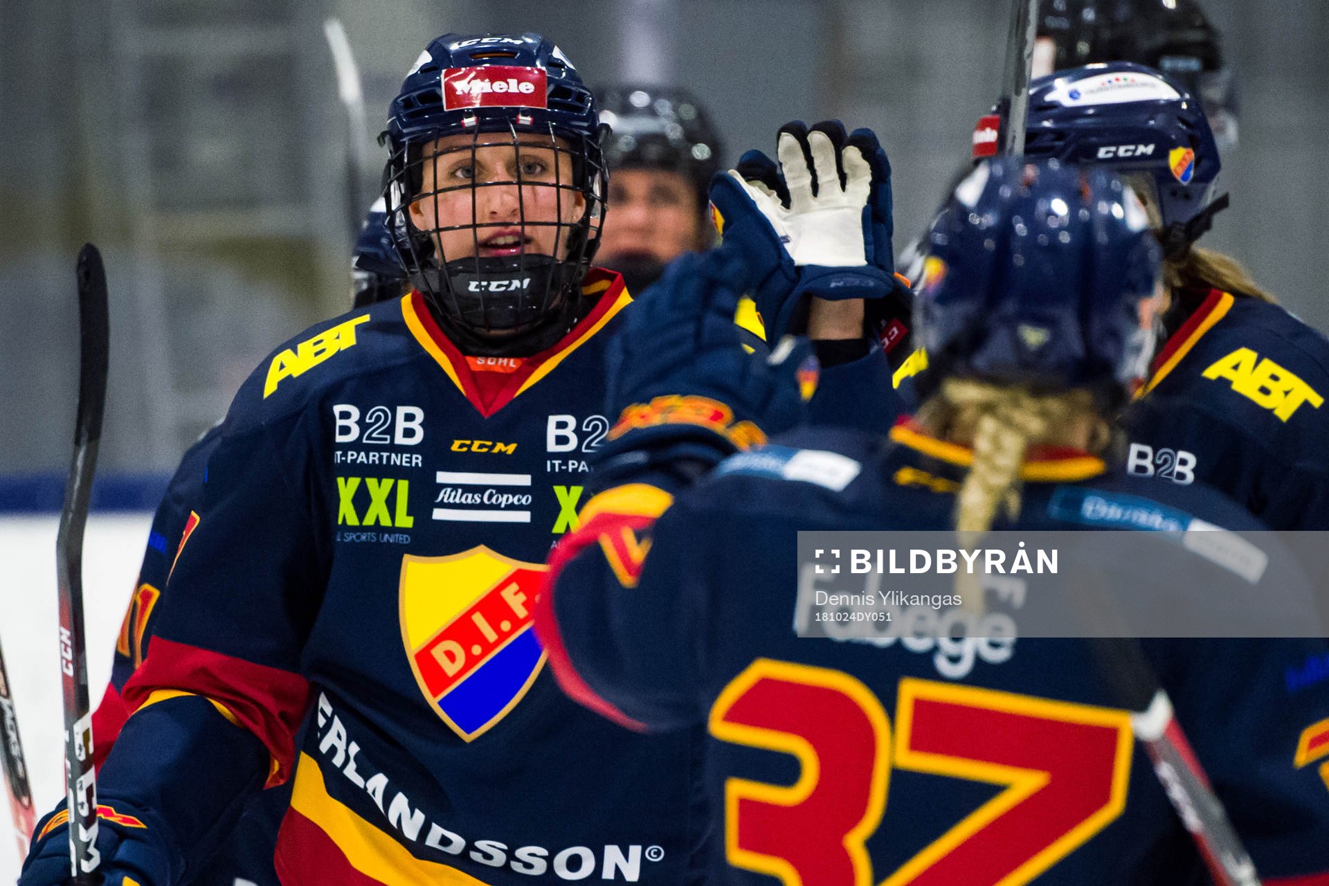 Djurgårdens Hanna Olsson jublar med lagkamrater