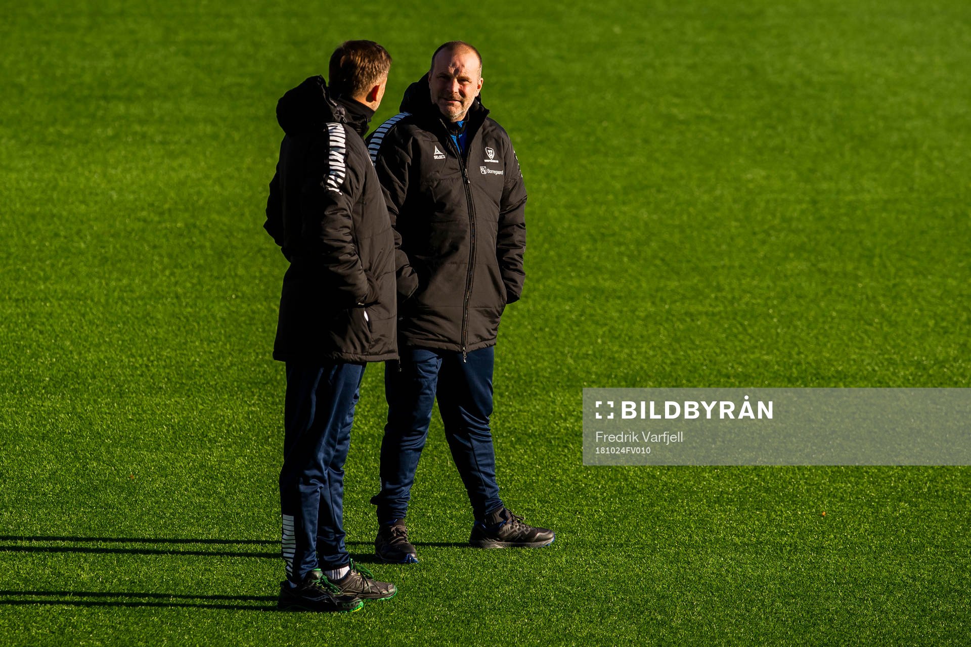 Tom Freddy Aune, assistant coach of Sarpsborg 08, and Geir Bakke, head coach of Sarpsborg 08, during a training session ahead of the Europa league match between Sarpsborg 08 and Malmö FF on October 24, 2018 in Sarpsborg.